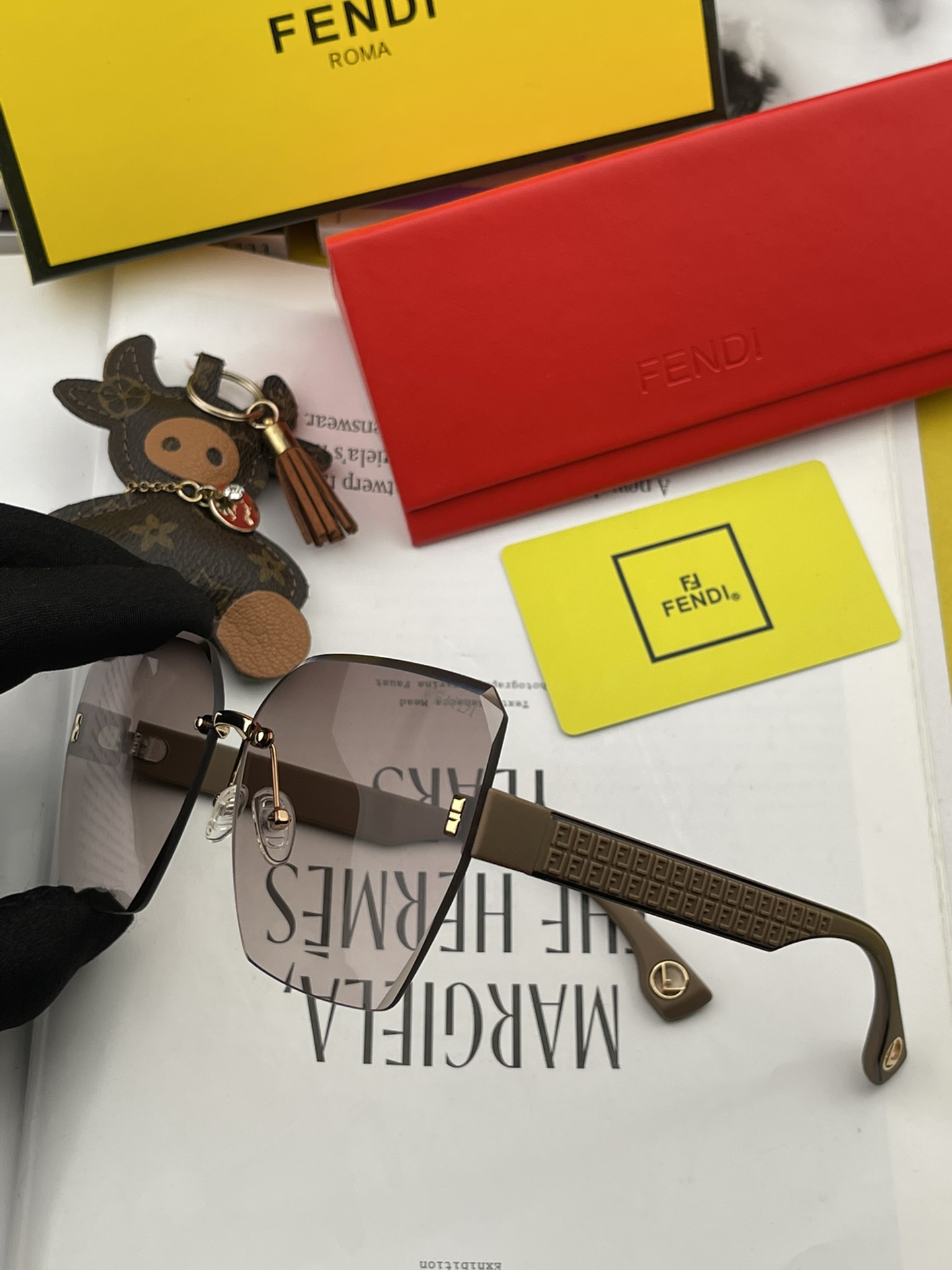 Sunglasses Fendi FD2294 - vstockx