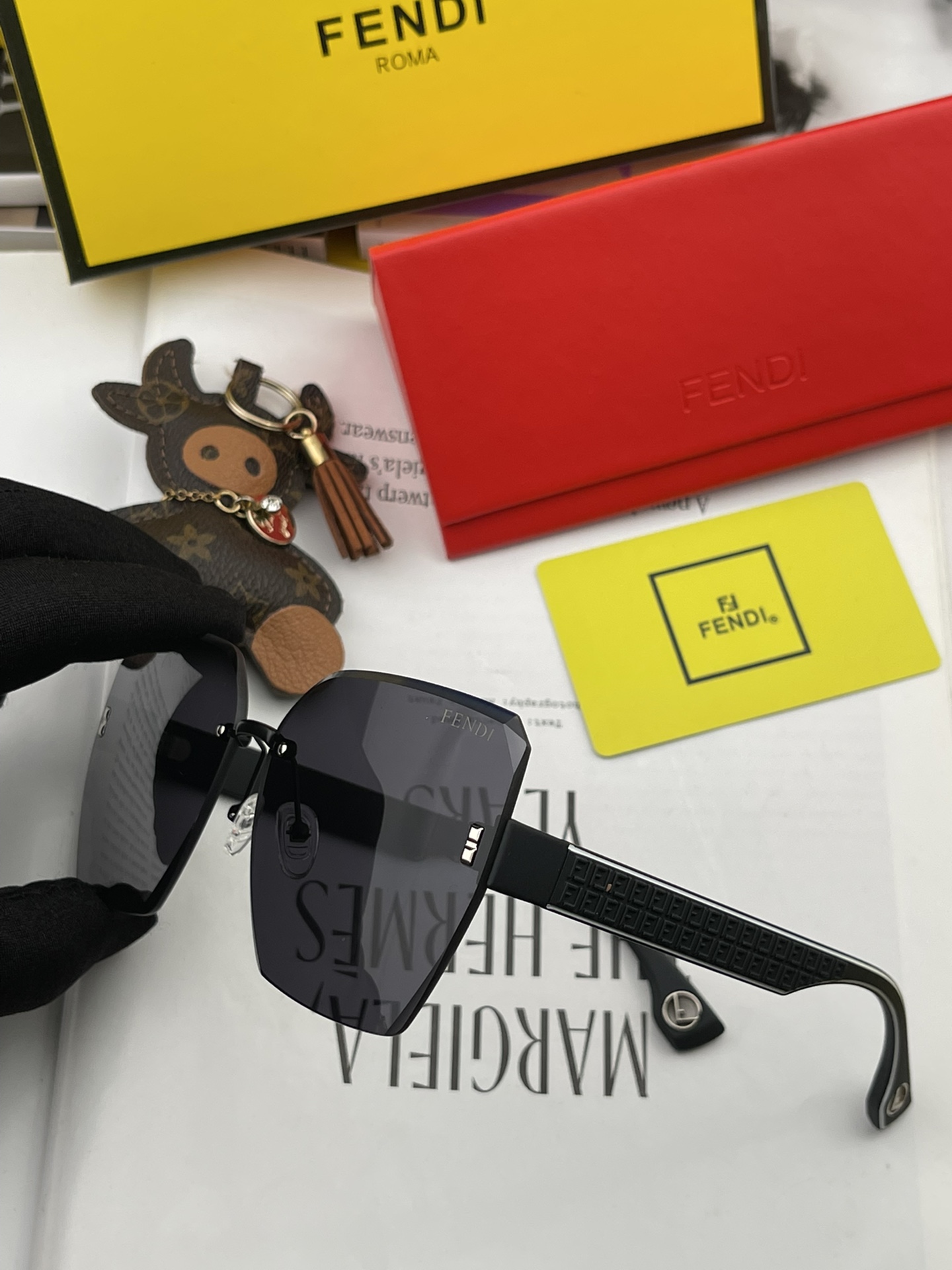 Sunglasses Fendi FD2294 - vstockx