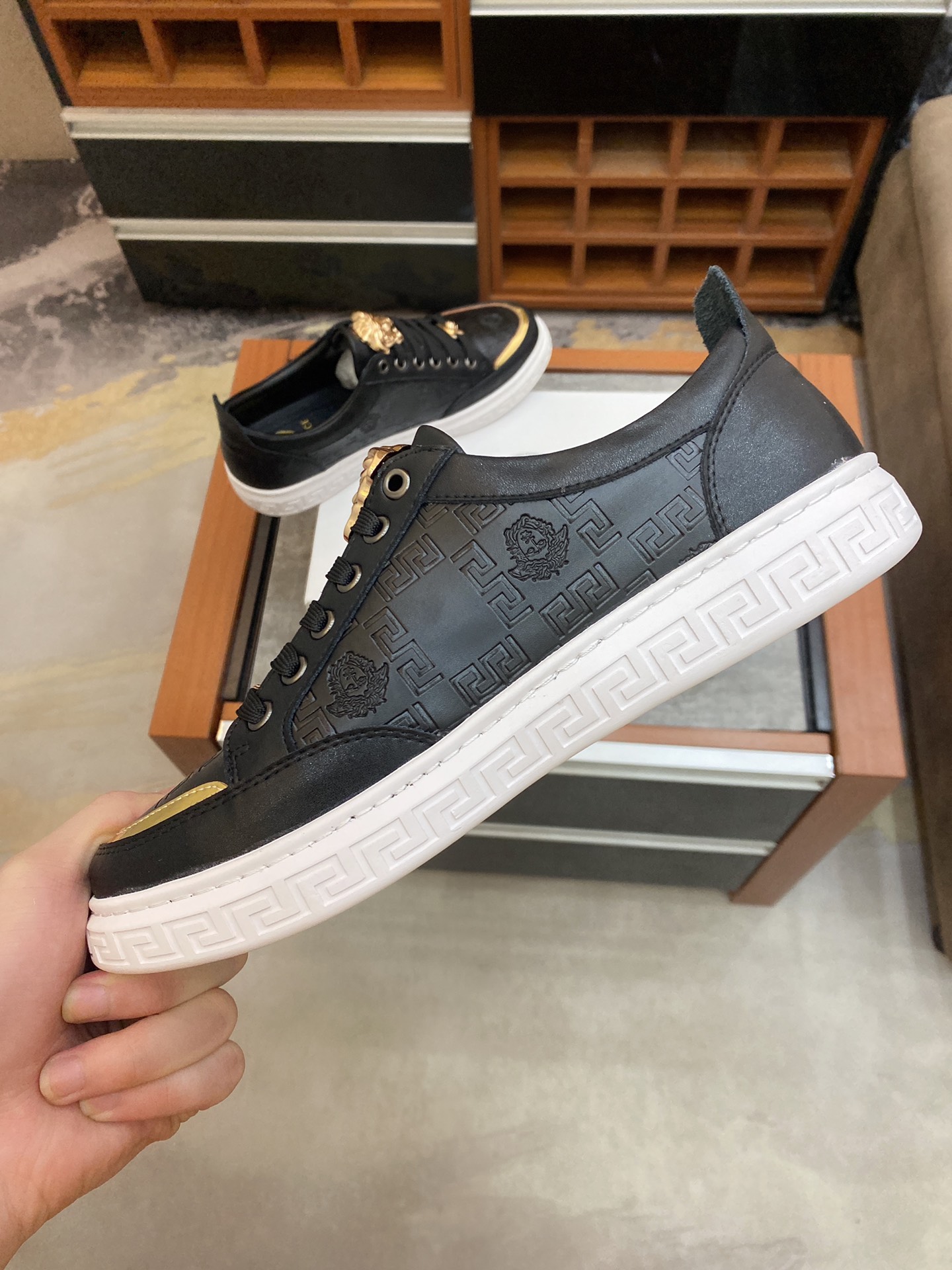 Versace Greca Sneaker 11 - vstockx