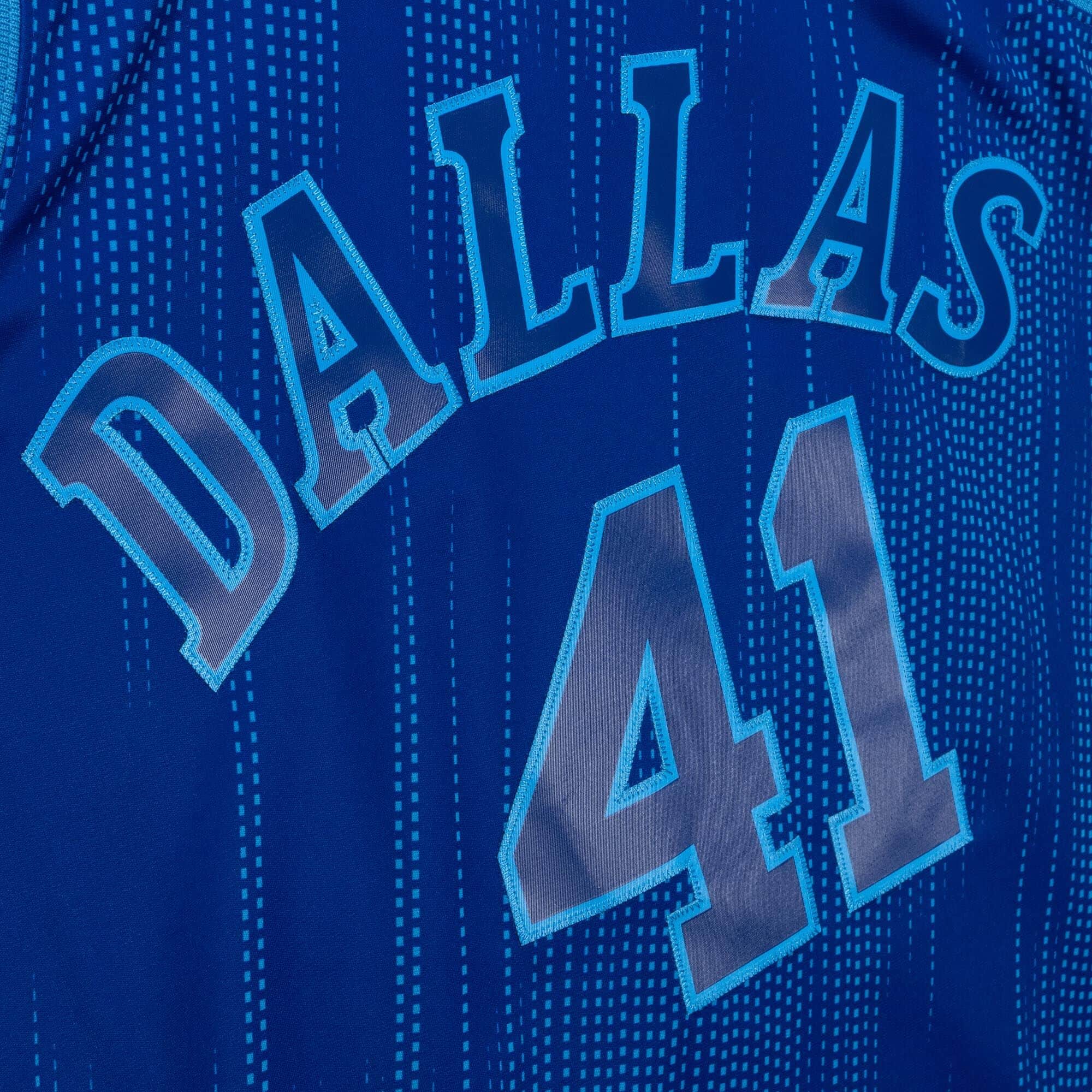 Monochrome Swingman Dirk Nowitzki Dallas Mavericks 1998-99 Jersey - vstockx