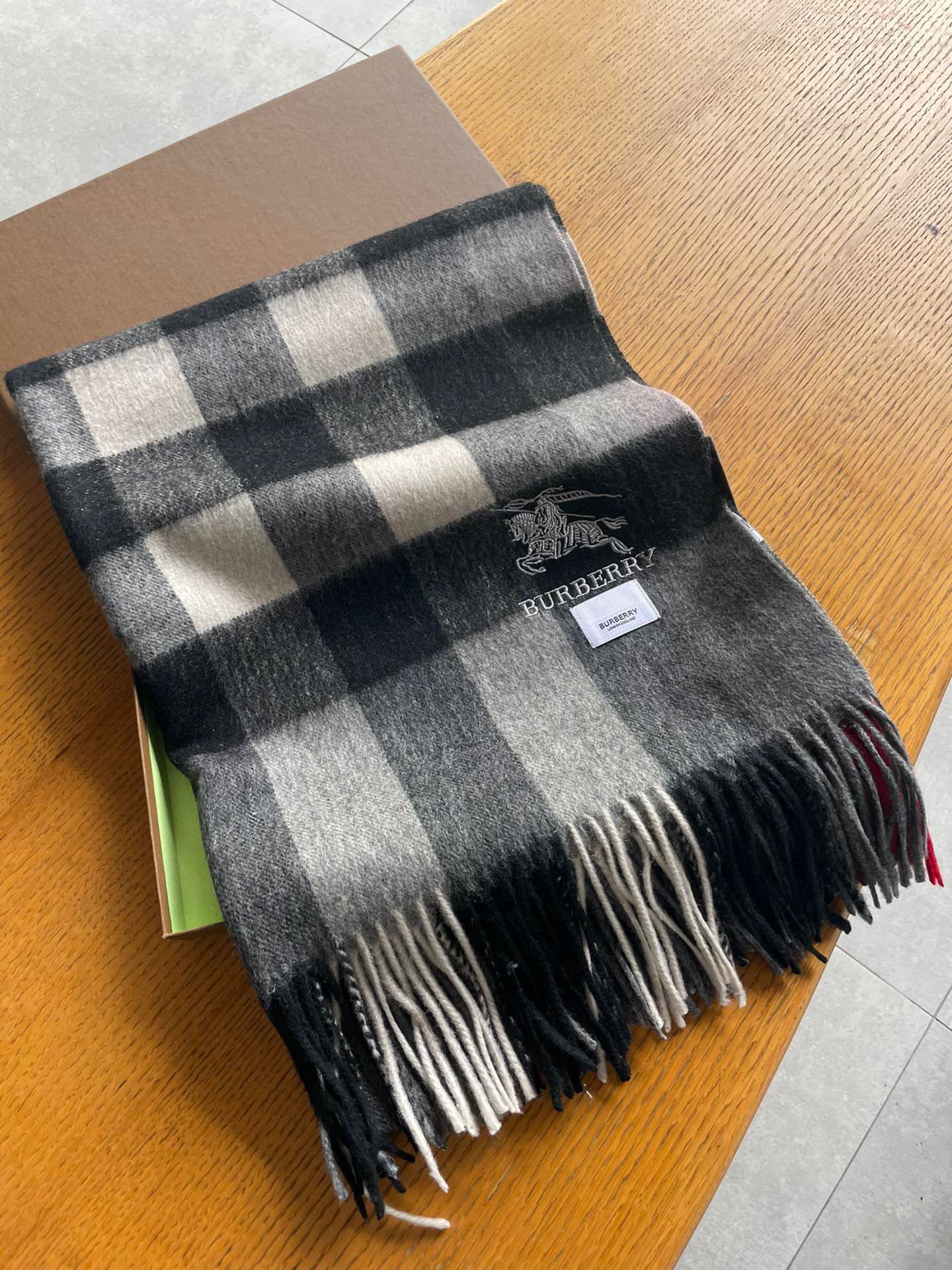 Streetwear Scarf Burberry 329082 size:70*200cm - vstockx
