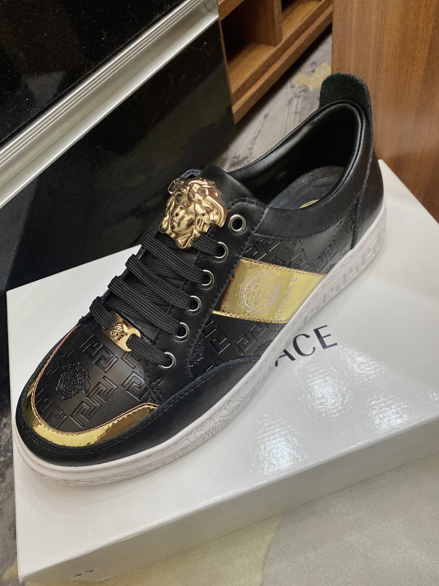 Versace Greca Sneaker 11 - vstockx