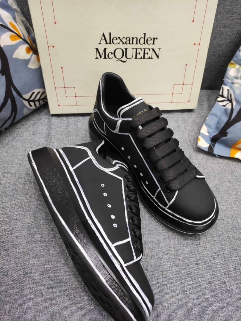 Alexander McQueen Oversized Black White Outline - vstockx