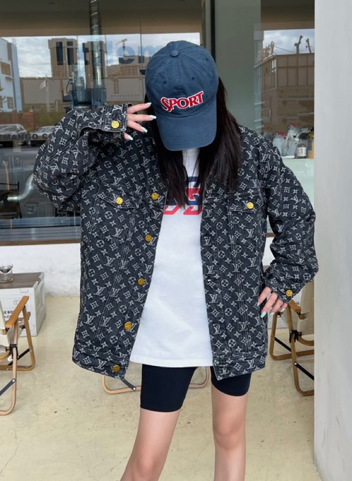 Clothes Louis Vuitton 1327 - vstockx