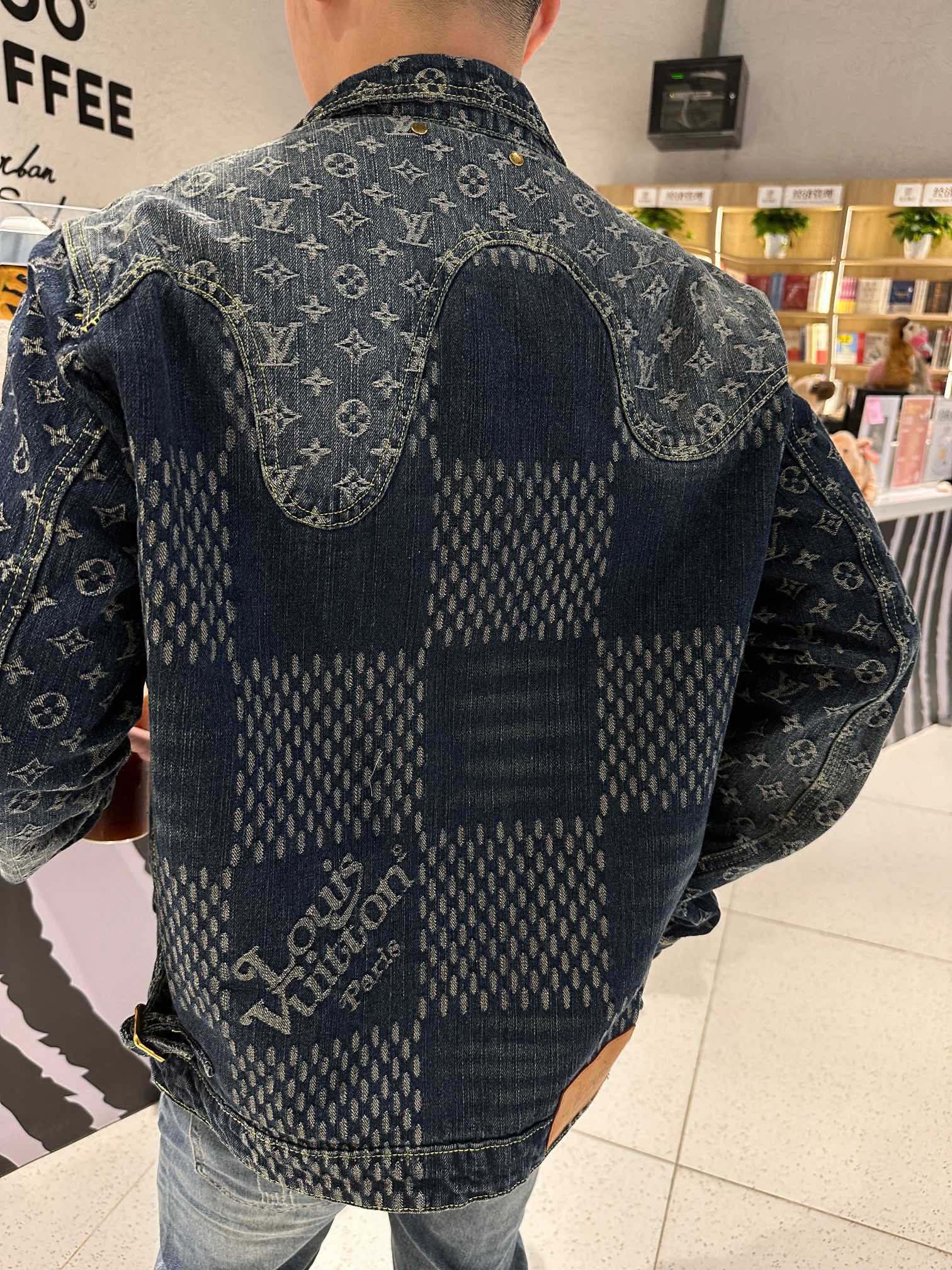 Clothes Louis Vuitton 1325 - vstockx
