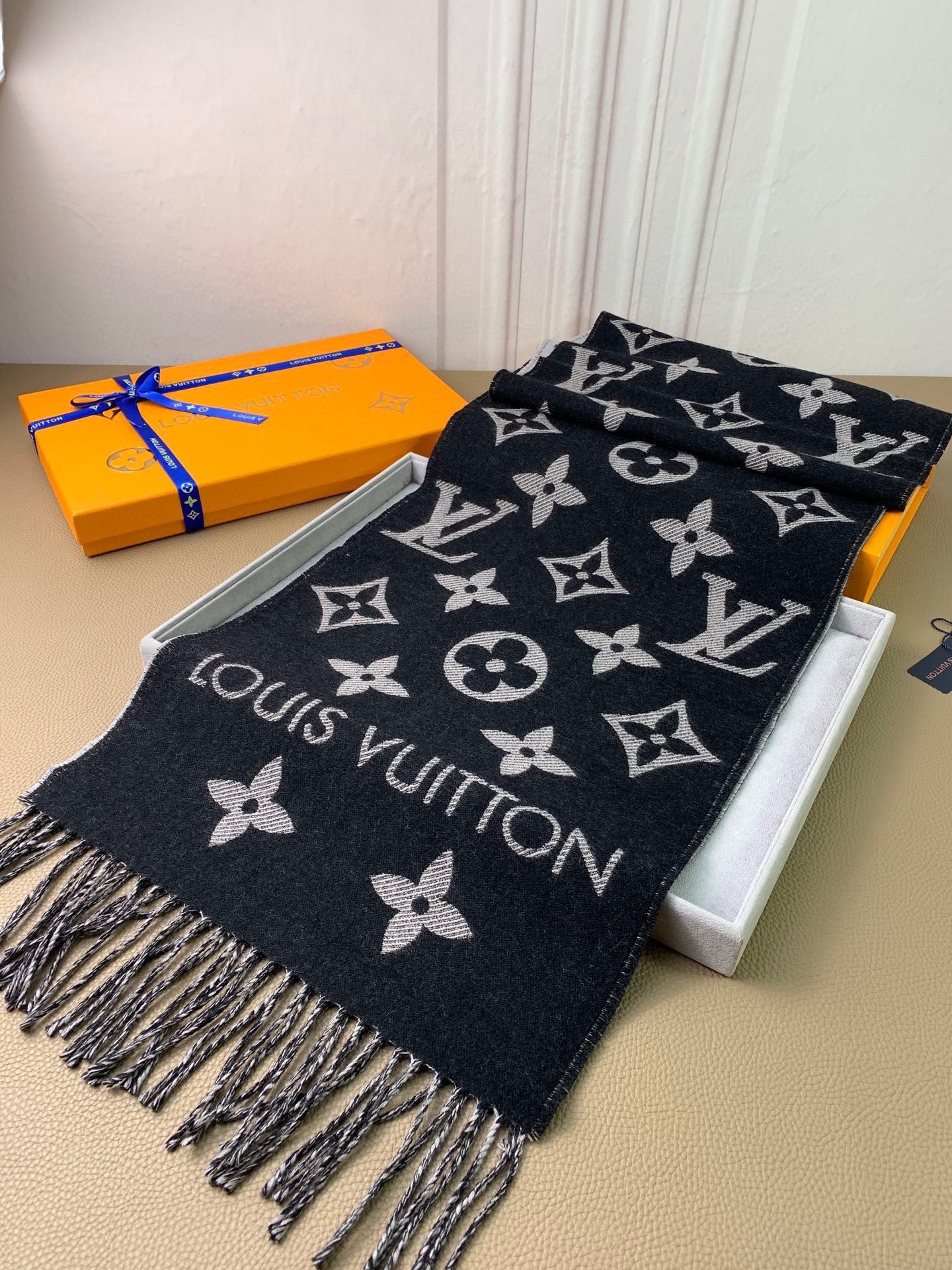 Hat & Scarf Louis Vuitton 5 - vstockx