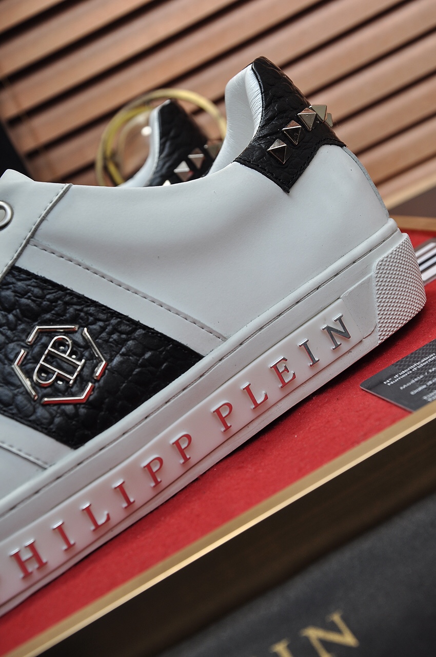 Philipp Plein Low Top Sneakers 1 - vstockx