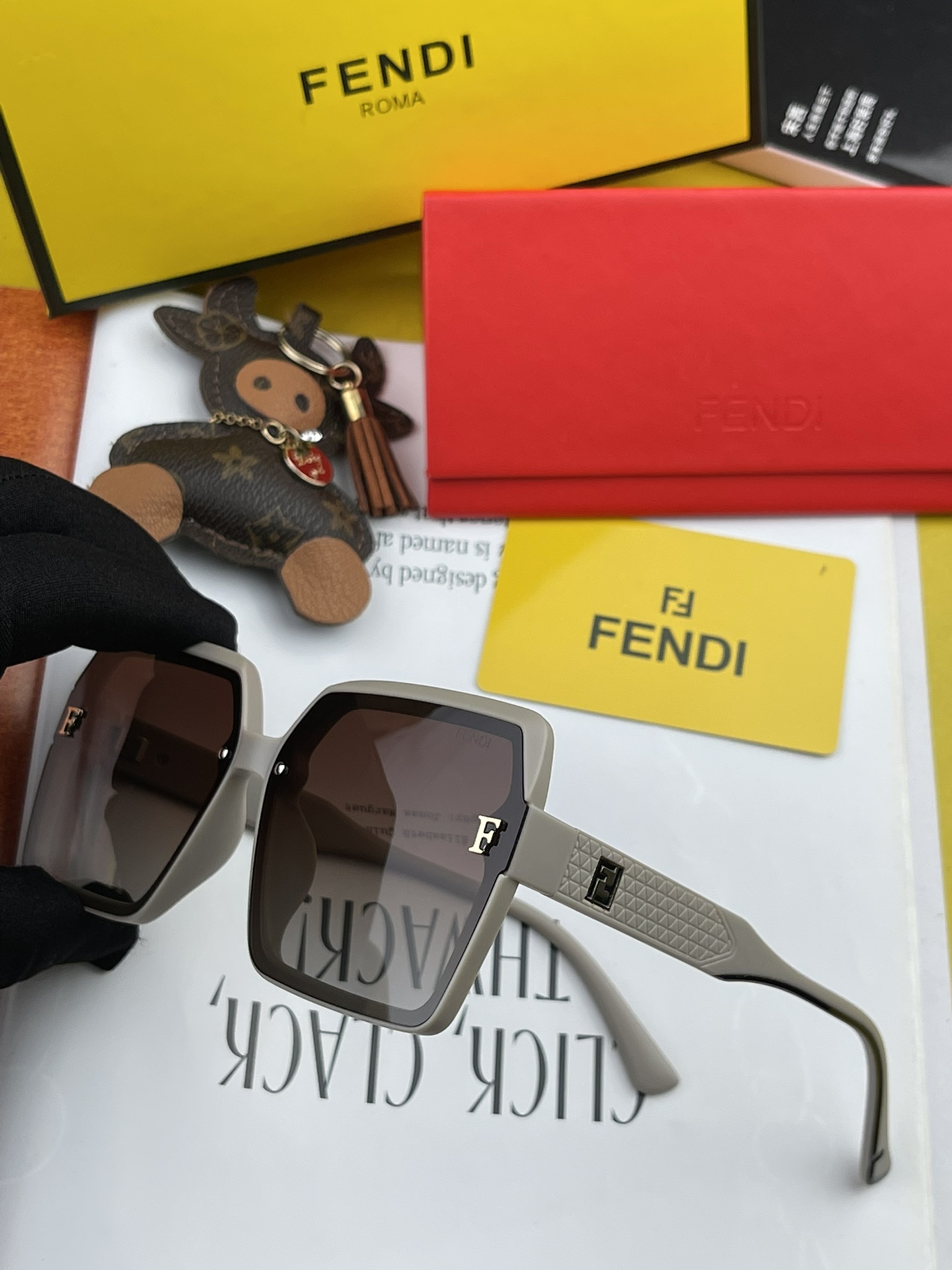 Sunglasses Fendi FD8151 - vstockx