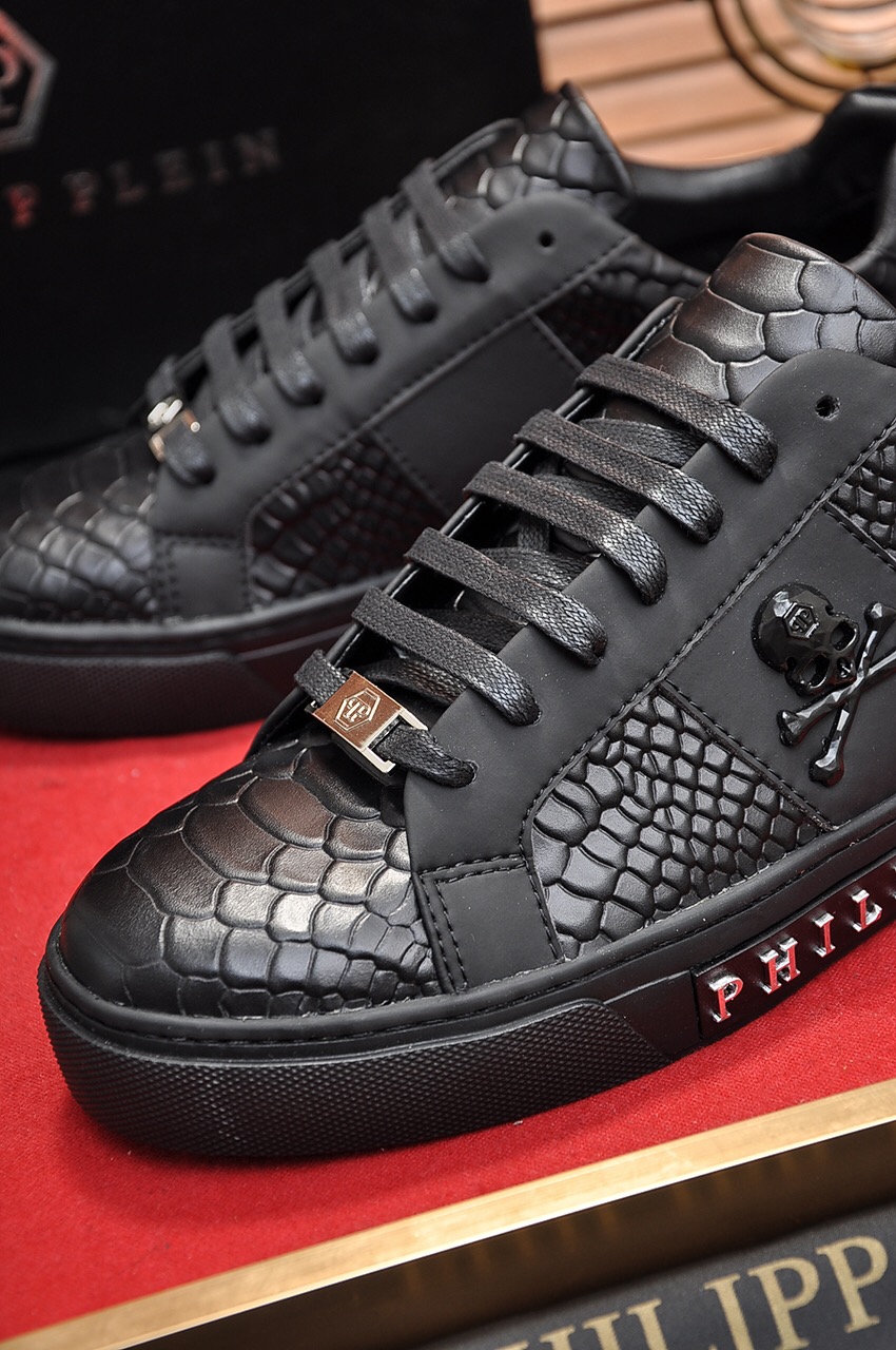 Philipp Plein Low Top Sneakers 18 - vstockx