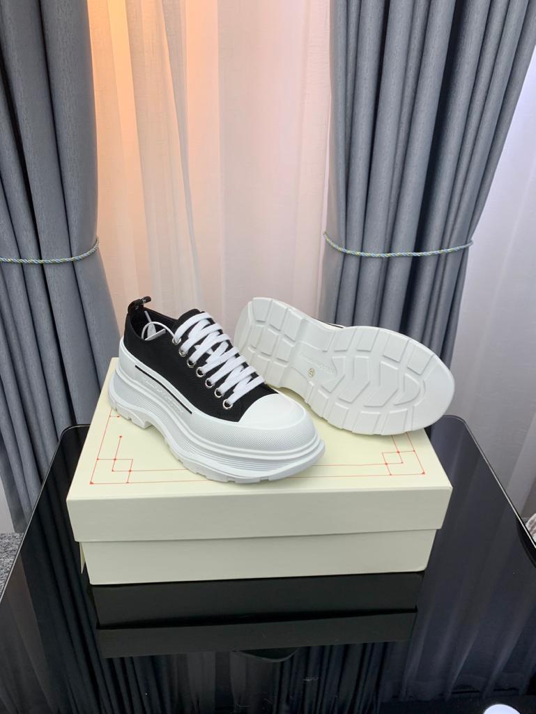 Alexander McQueen Tread Slick Low Lace Up Black White - vstockx