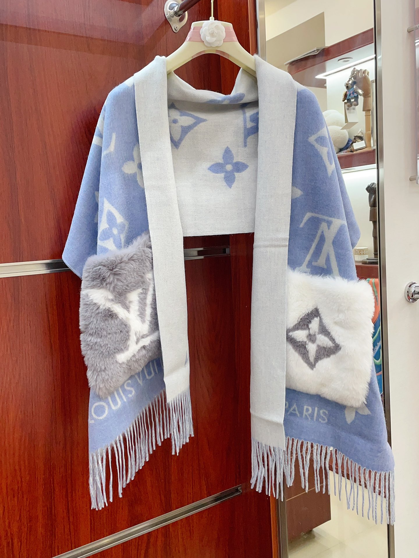 Streetwear Scarf LV 328794 SIZE:190 x 46 - vstockx
