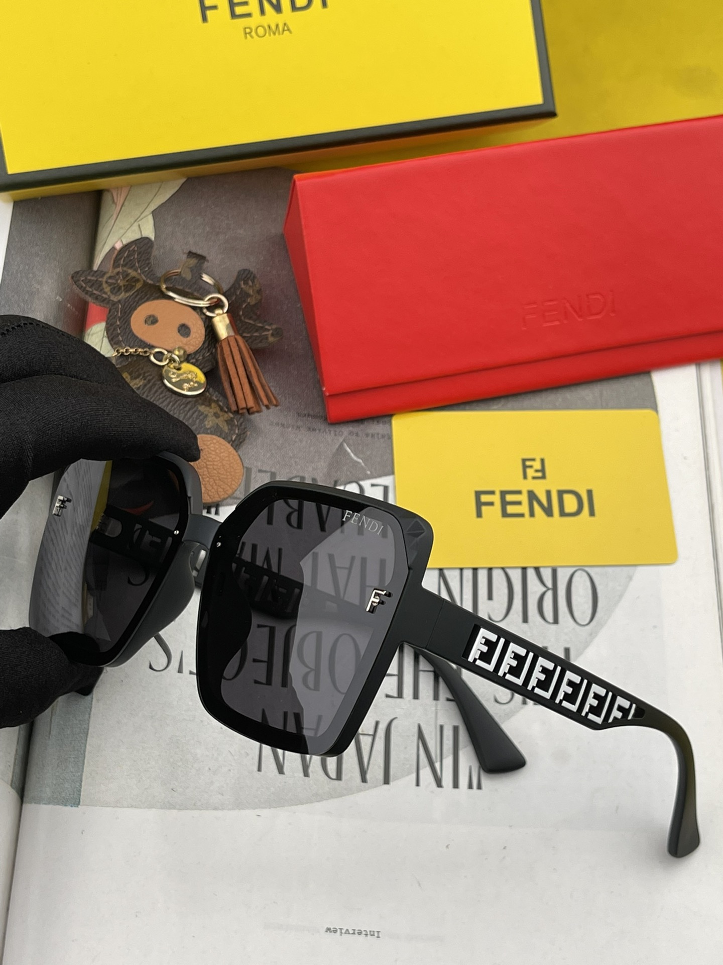 Sunglasses Fendi FD8291 - vstockx