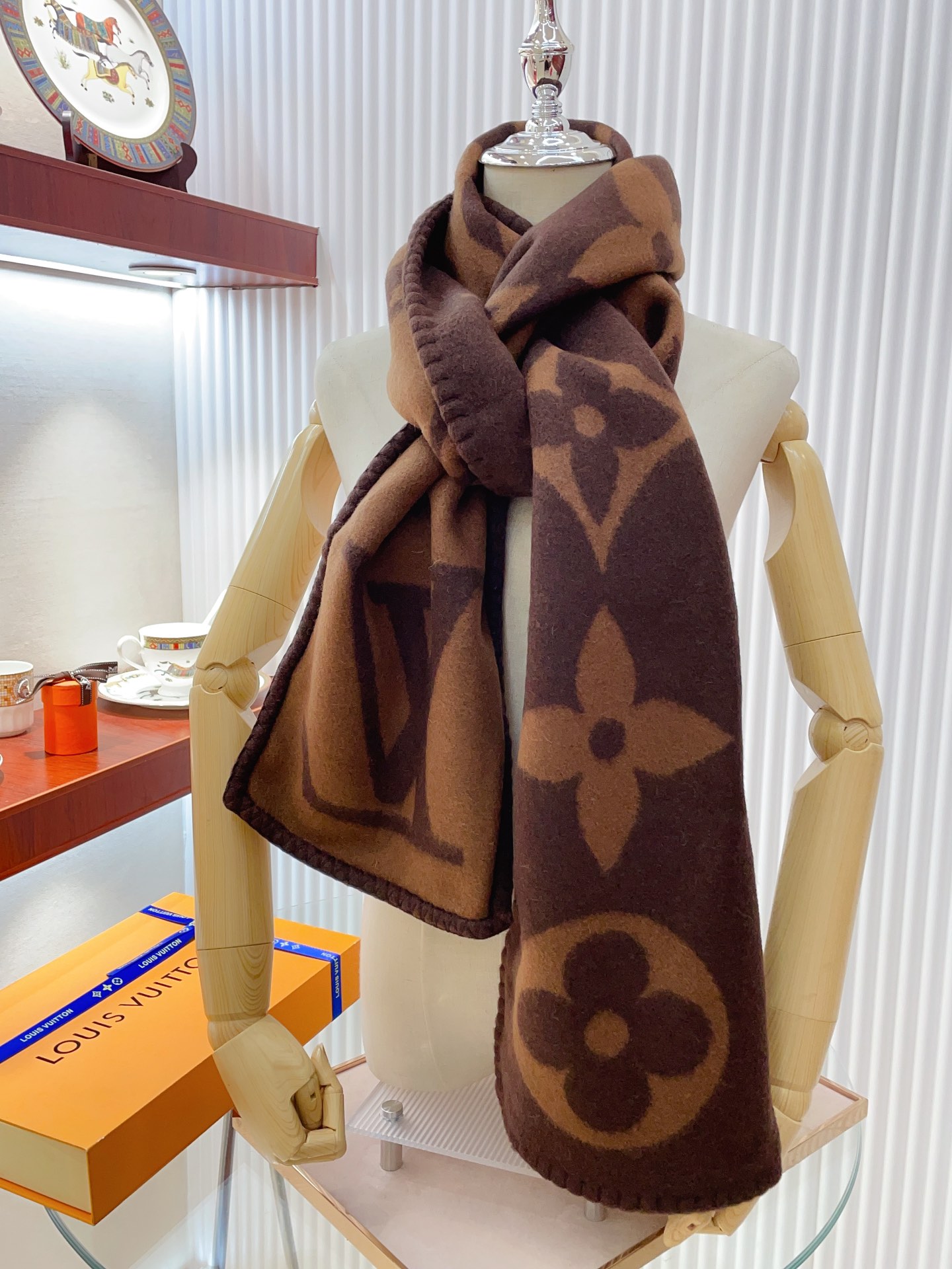 Streetwear Scarf LV 328766 SIZE: 240*26cm - vstockx