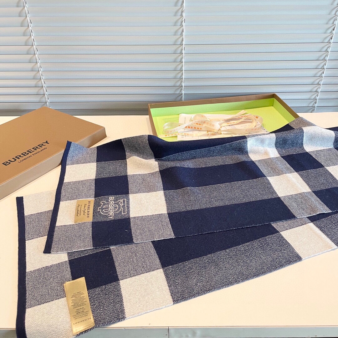 Streetwear Scarf BURBERRY 329077 size:180*35cm - vstockx