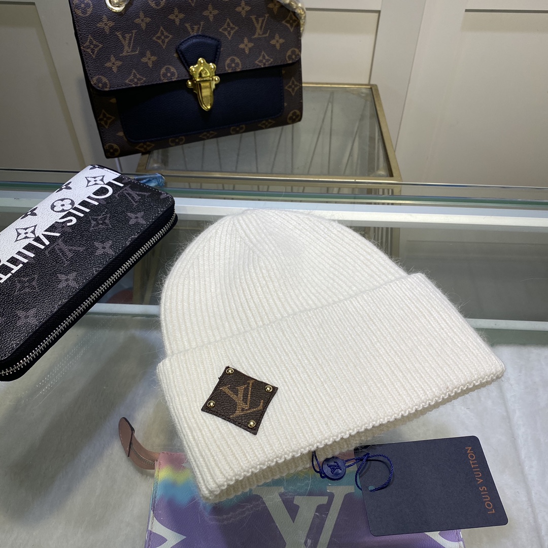 Hat & Scarf Louis Vuitton 3 - vstockx
