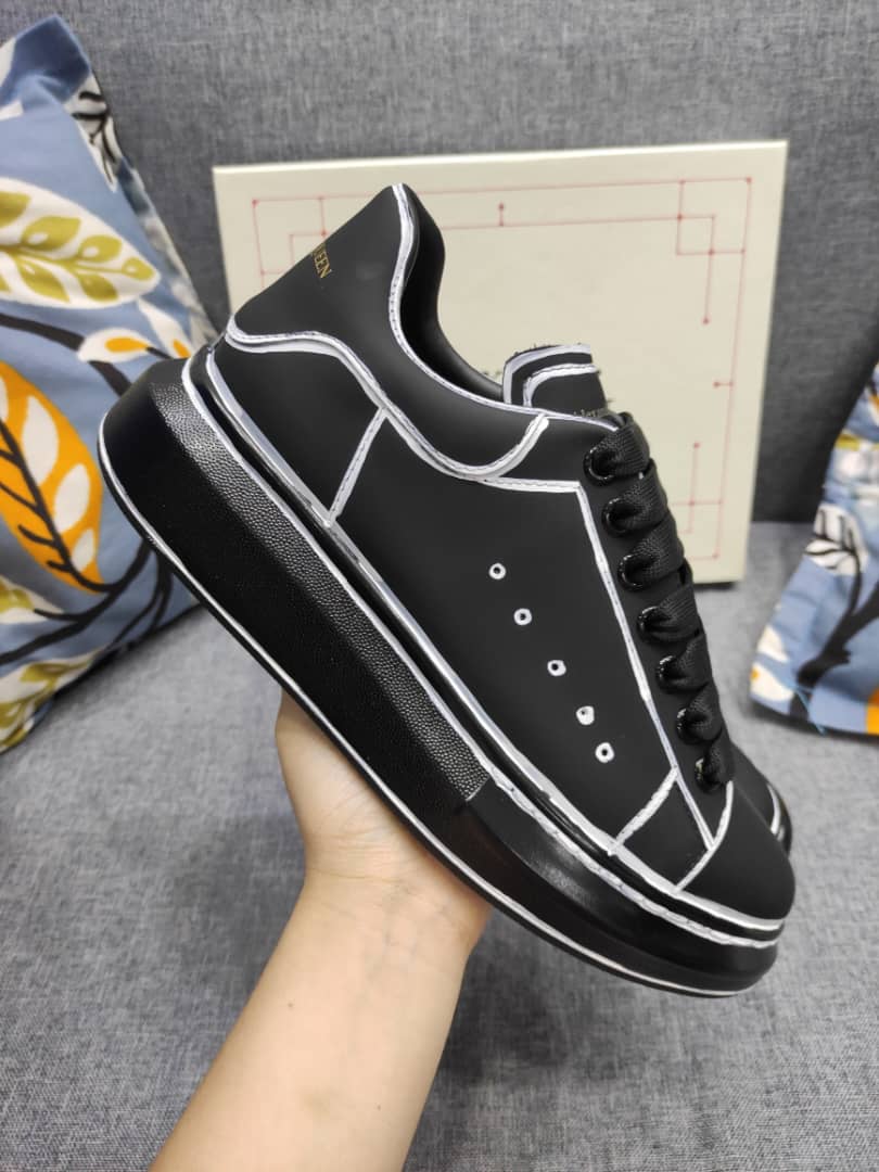 Alexander McQueen Oversized Black White Outline - vstockx