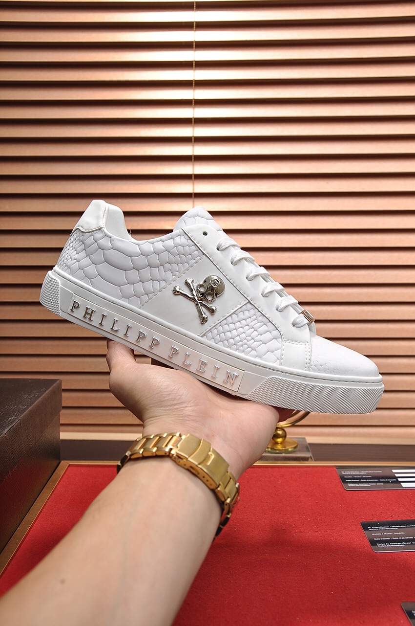 Philipp Plein Low Top Sneakers 17 - vstockx