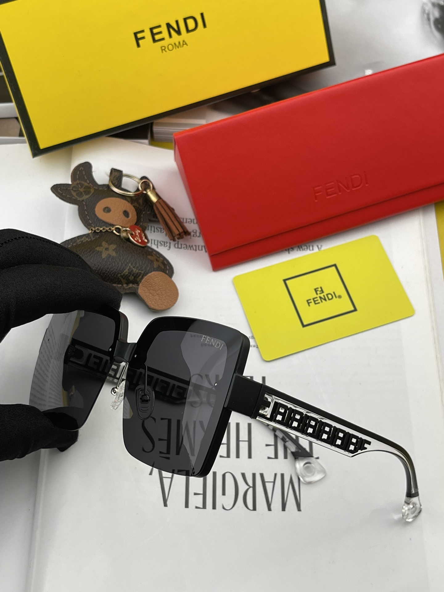 Sunglasses Fendi FD9220 - vstockx
