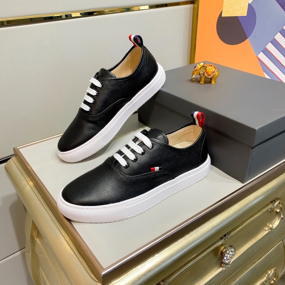 Thom Browne Low Top Sneaker 22 - vstockx