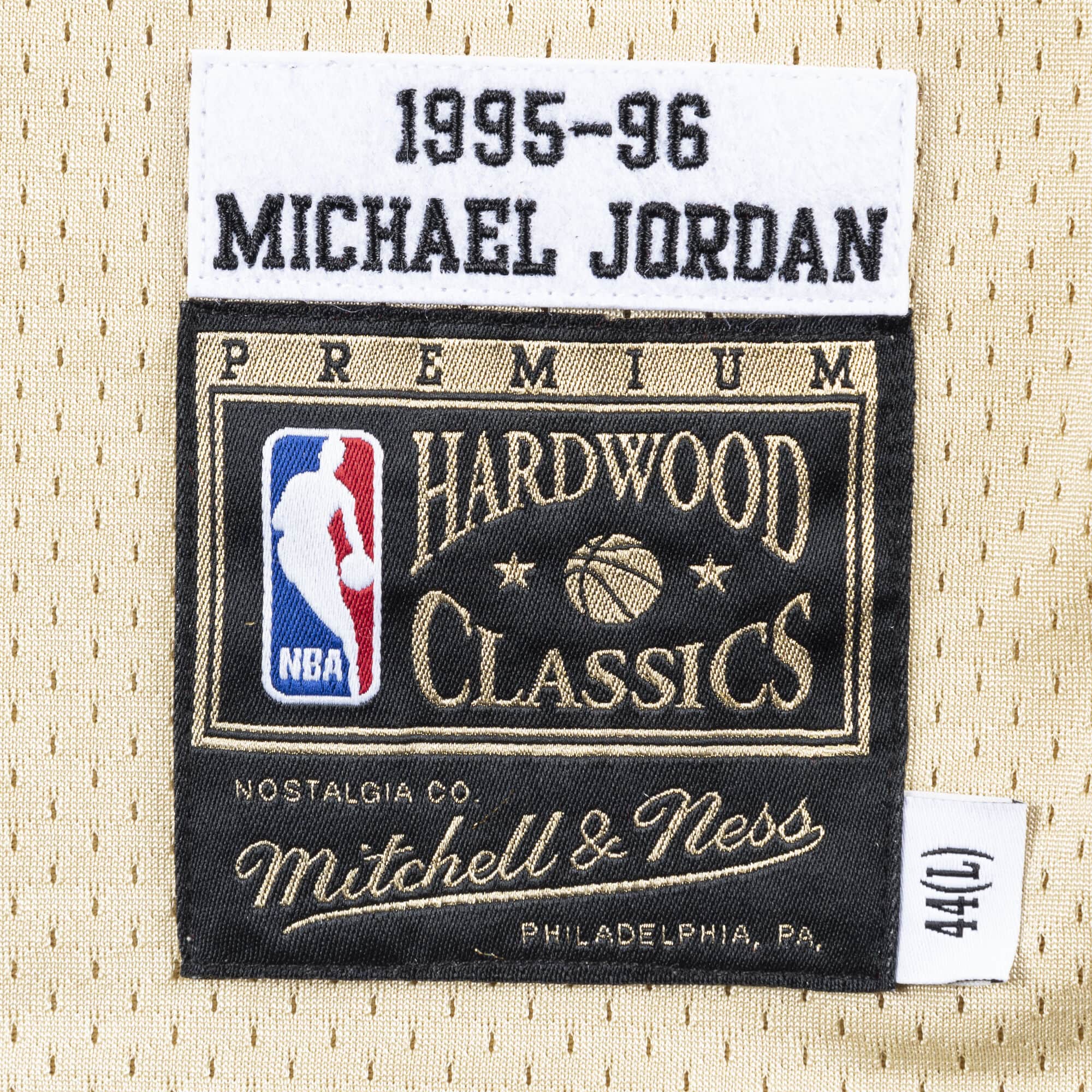 Premium Gold Jersey Chicago Bulls 1995-96 Michael Jordans - vstockx