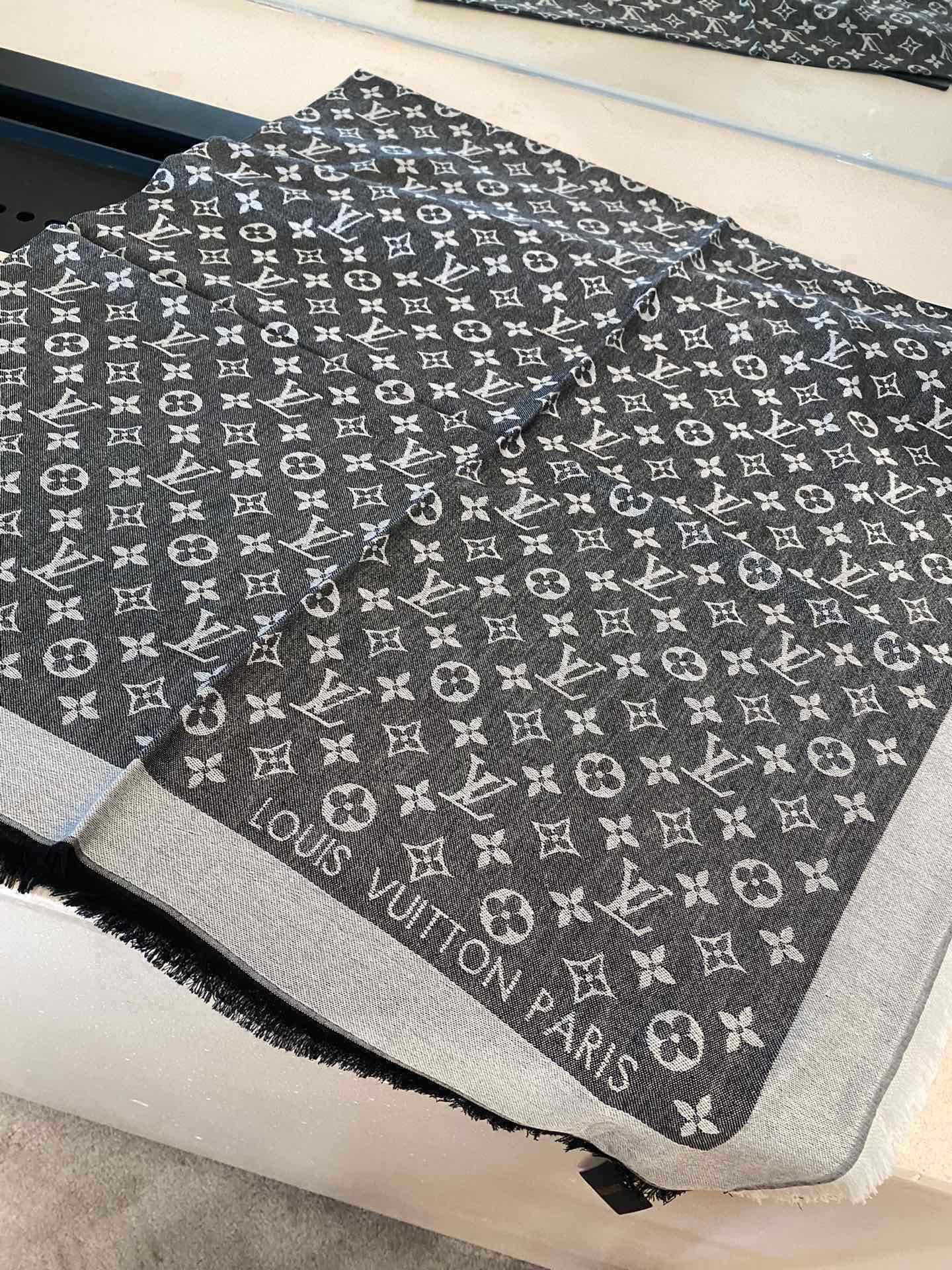 Streetwear Scarf LV 328946 SIZE:140*140cm - vstockx