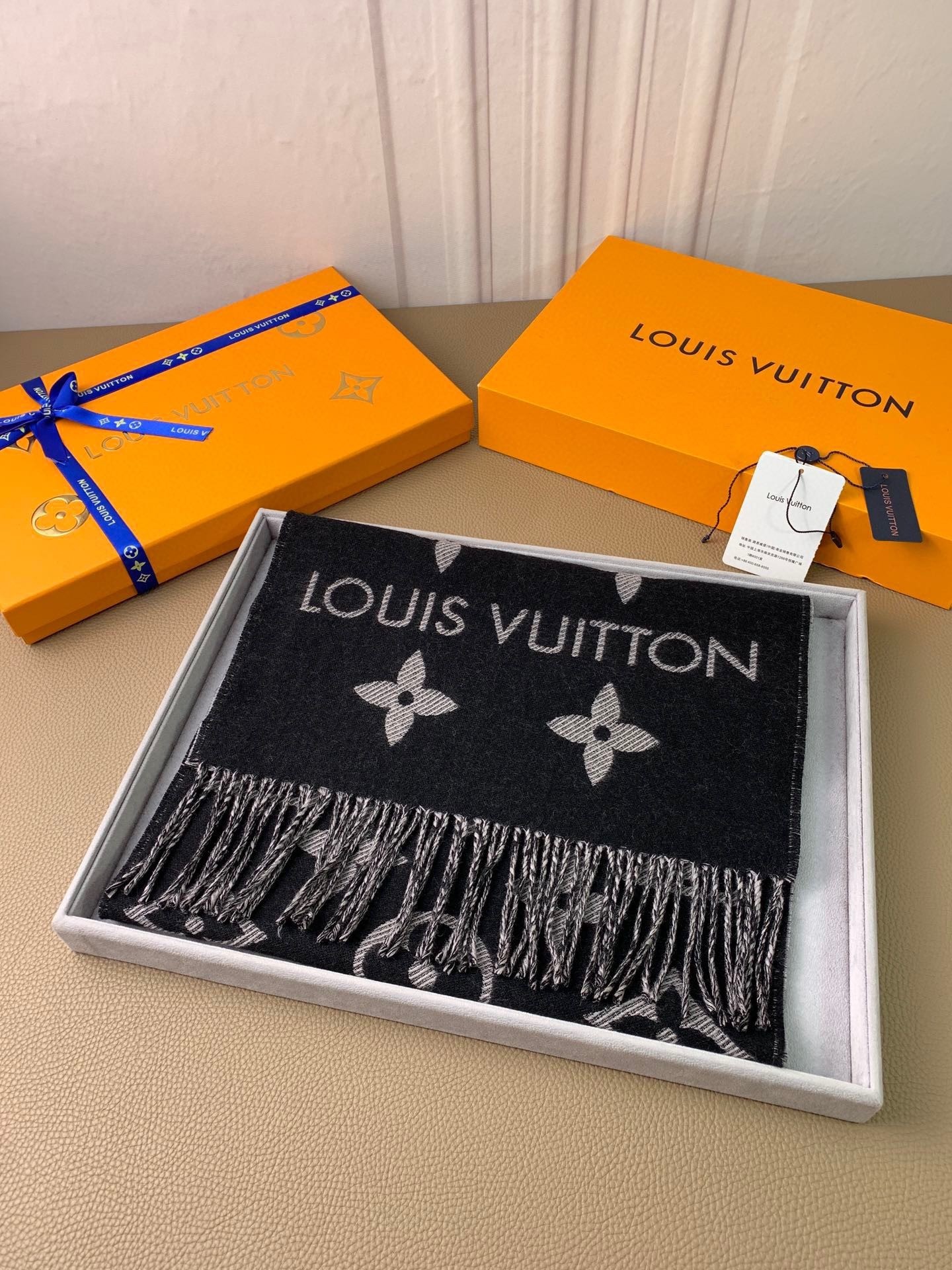 Hat & Scarf Louis Vuitton 5 - vstockx