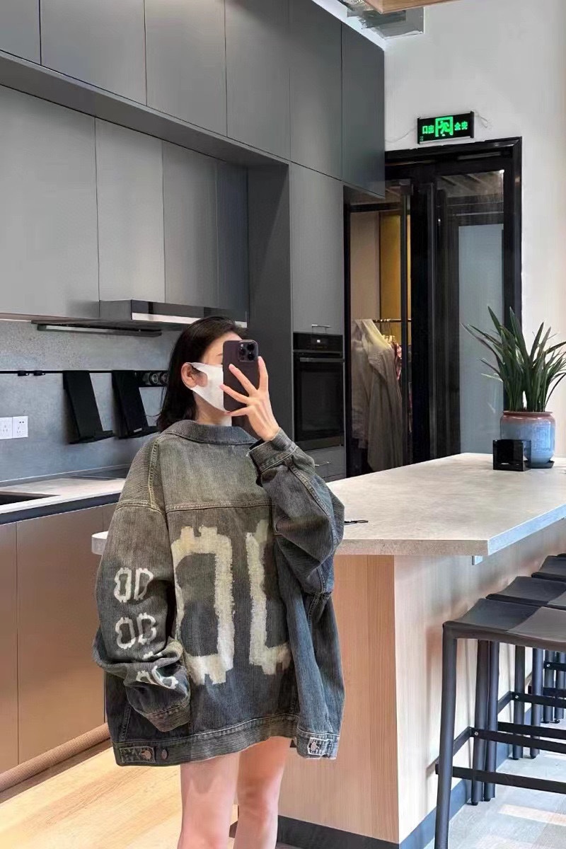 Clothes Balenciaga 137 - vstockx