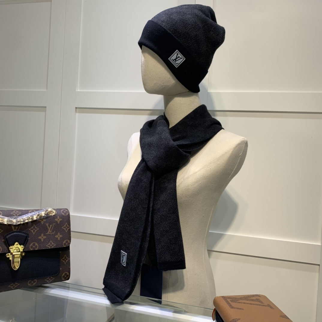 Hat & Scarf Louis Vuitton 1 - vstockx