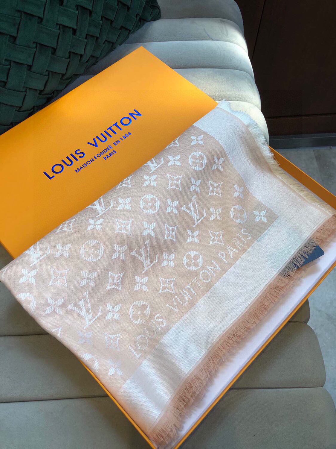 Streetwear Scarf LV 328942 SIZE:140*140cm - vstockx