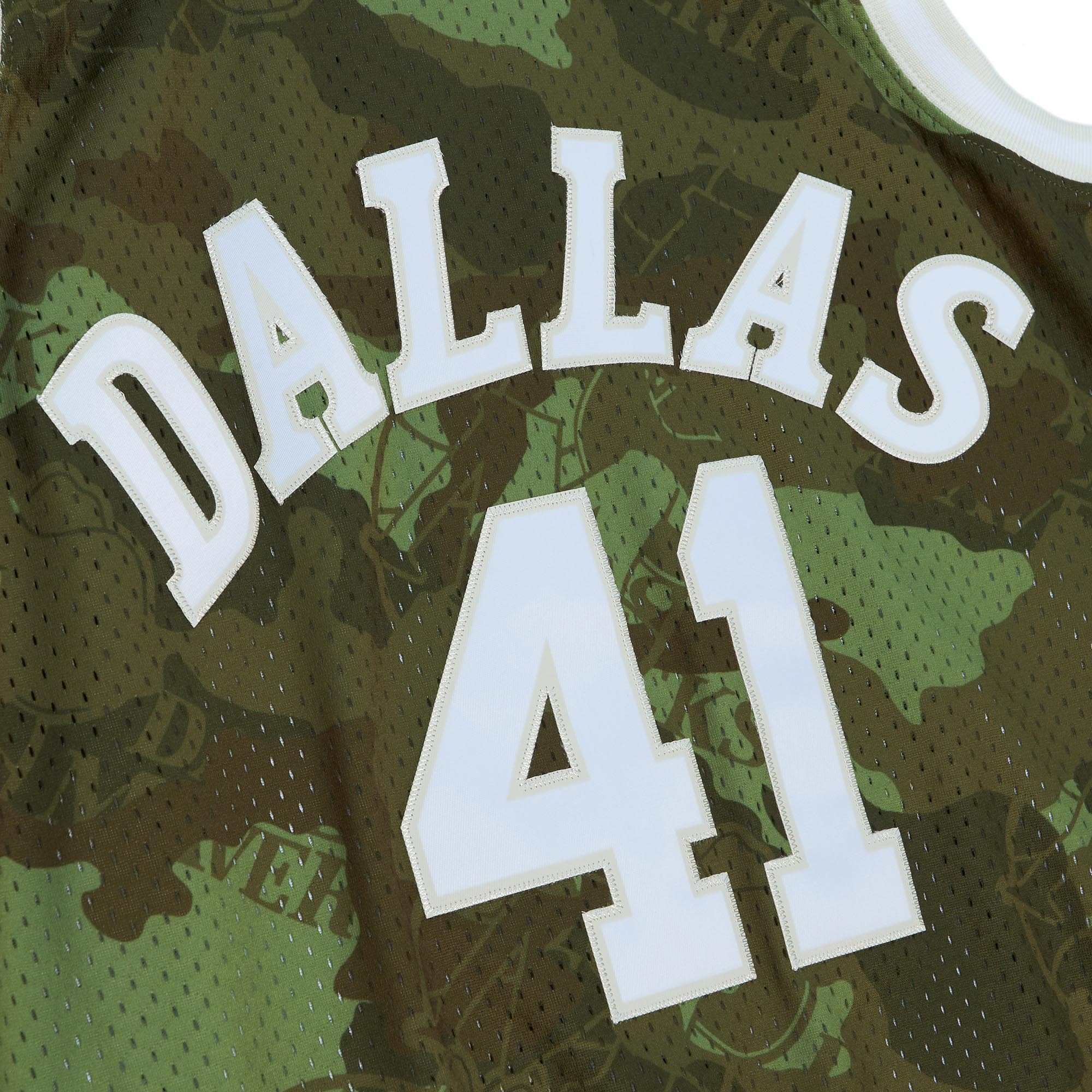 Dirk Nowitzki Dallas Mavericks Mitchell & Ness Hardwood Classics 1998/99 Ghost Green Swingman Jersey - Camo - vstockx