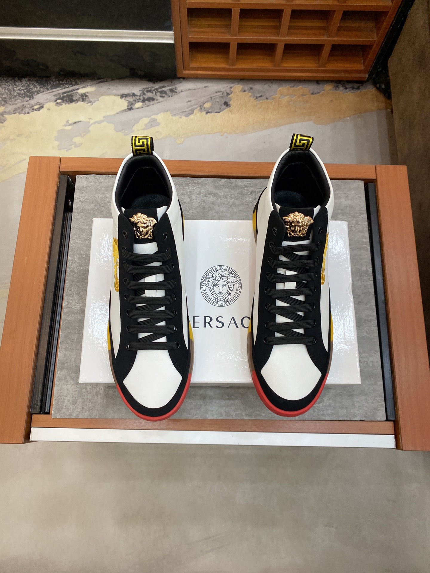 Versace Greca Sneaker 20 - vstockx