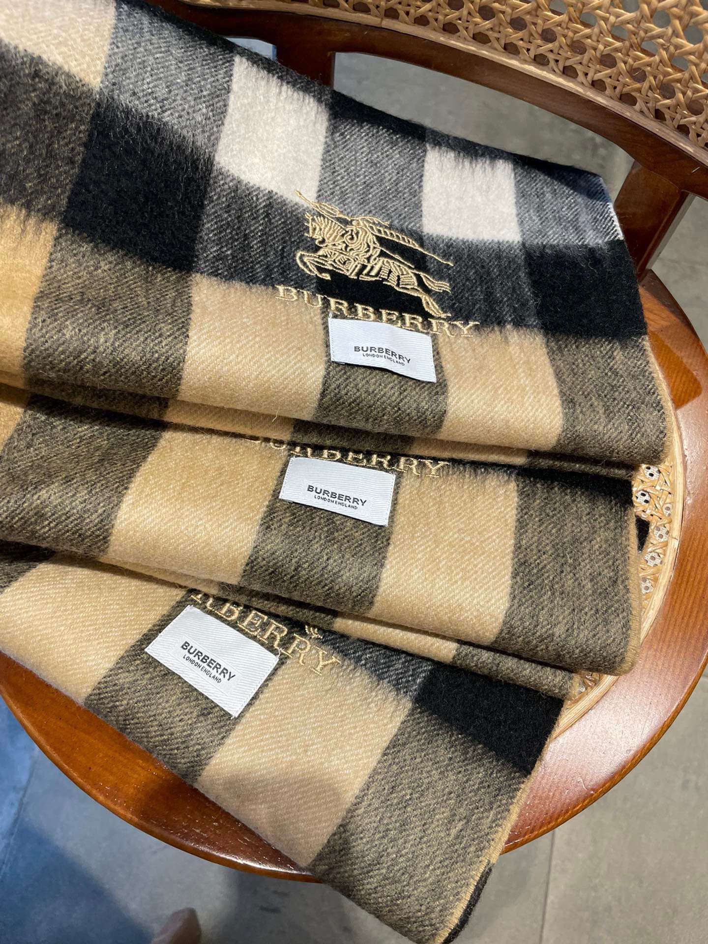 Streetwear Scarf Burberry 329087 size:35*200cm - vstockx