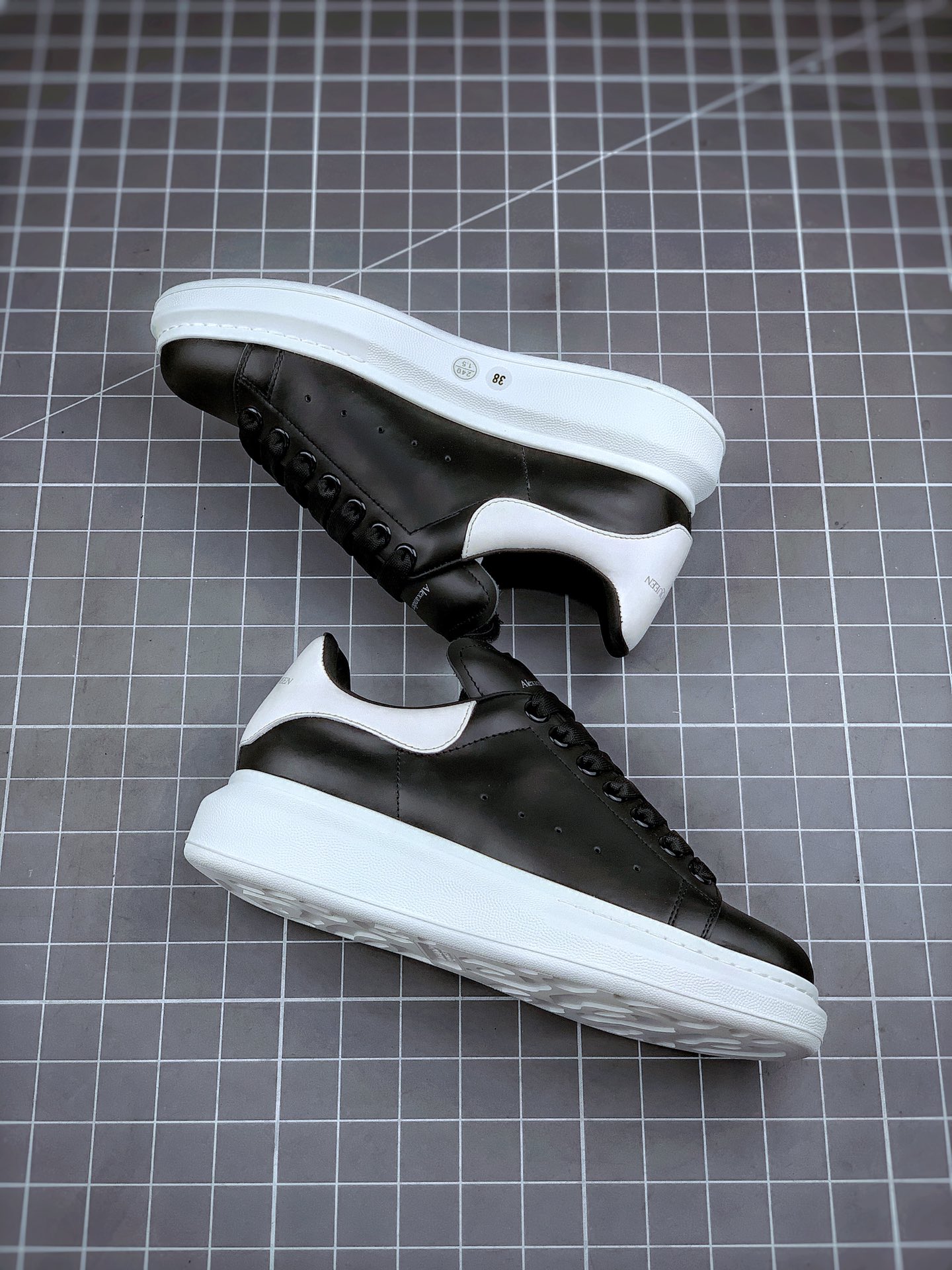 Alexander McQueen Oversized Black White - vstockx