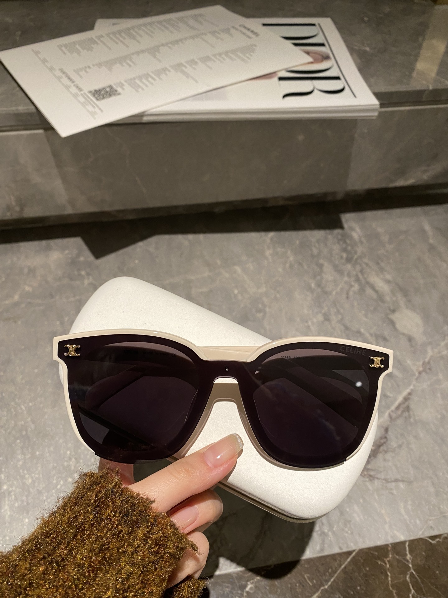 Sunglasses Celine CL40369 SIZE:57 19-145 - vstockx
