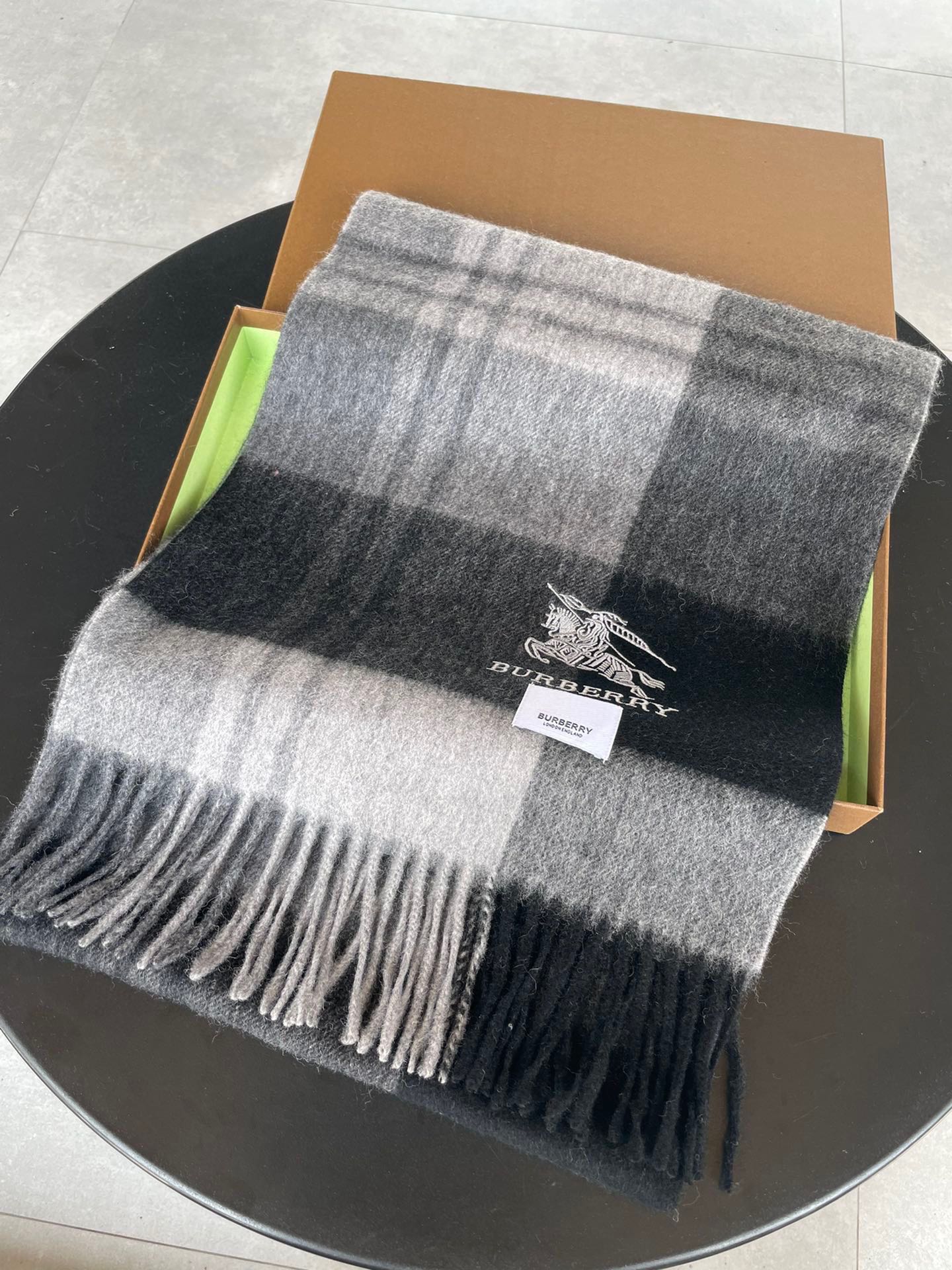 Streetwear Scarf Burberry 329093 SIZE:32*192cm - vstockx
