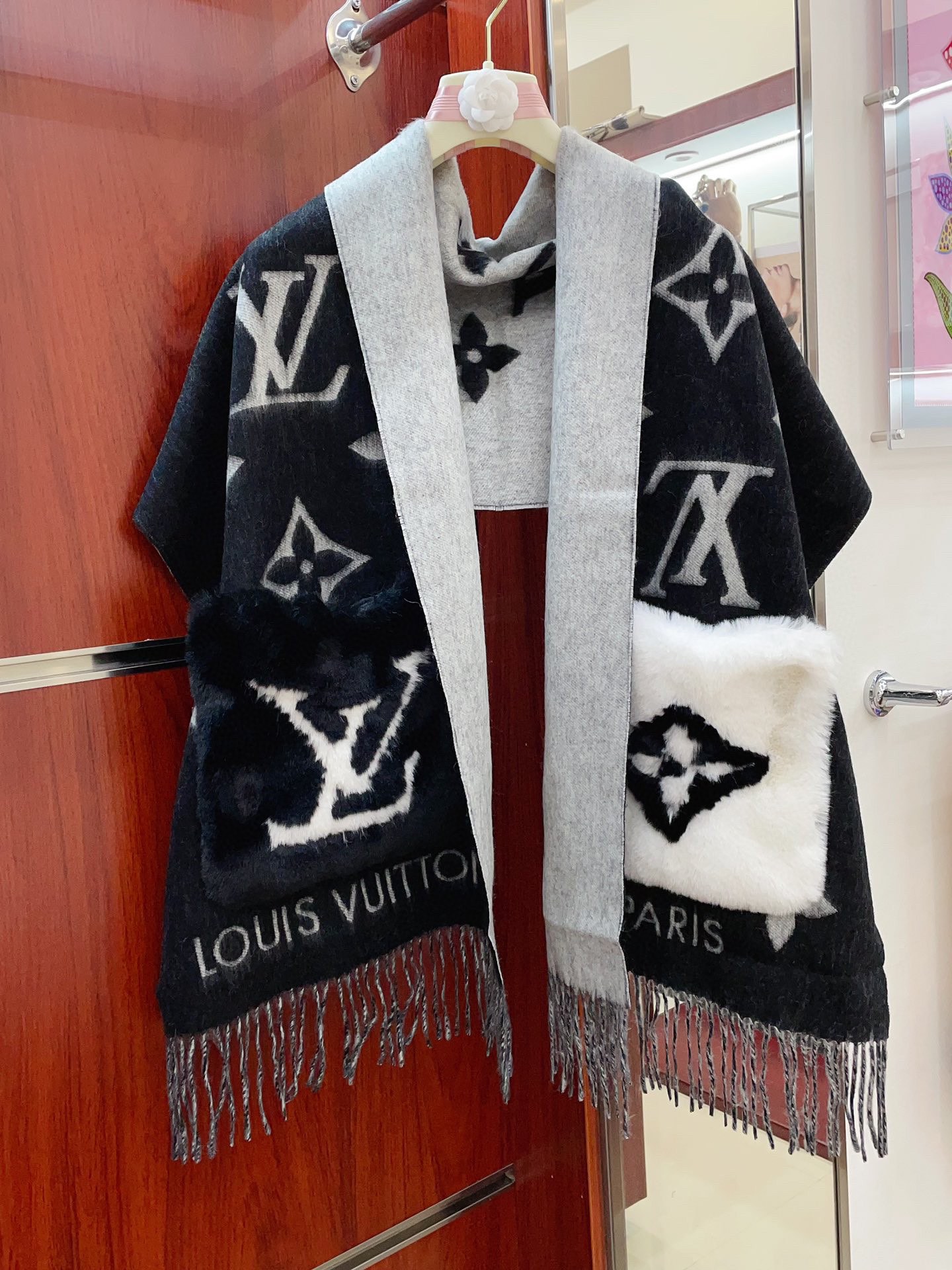 Streetwear Scarf LV 328795 SIZE:90cm*90cm - vstockx