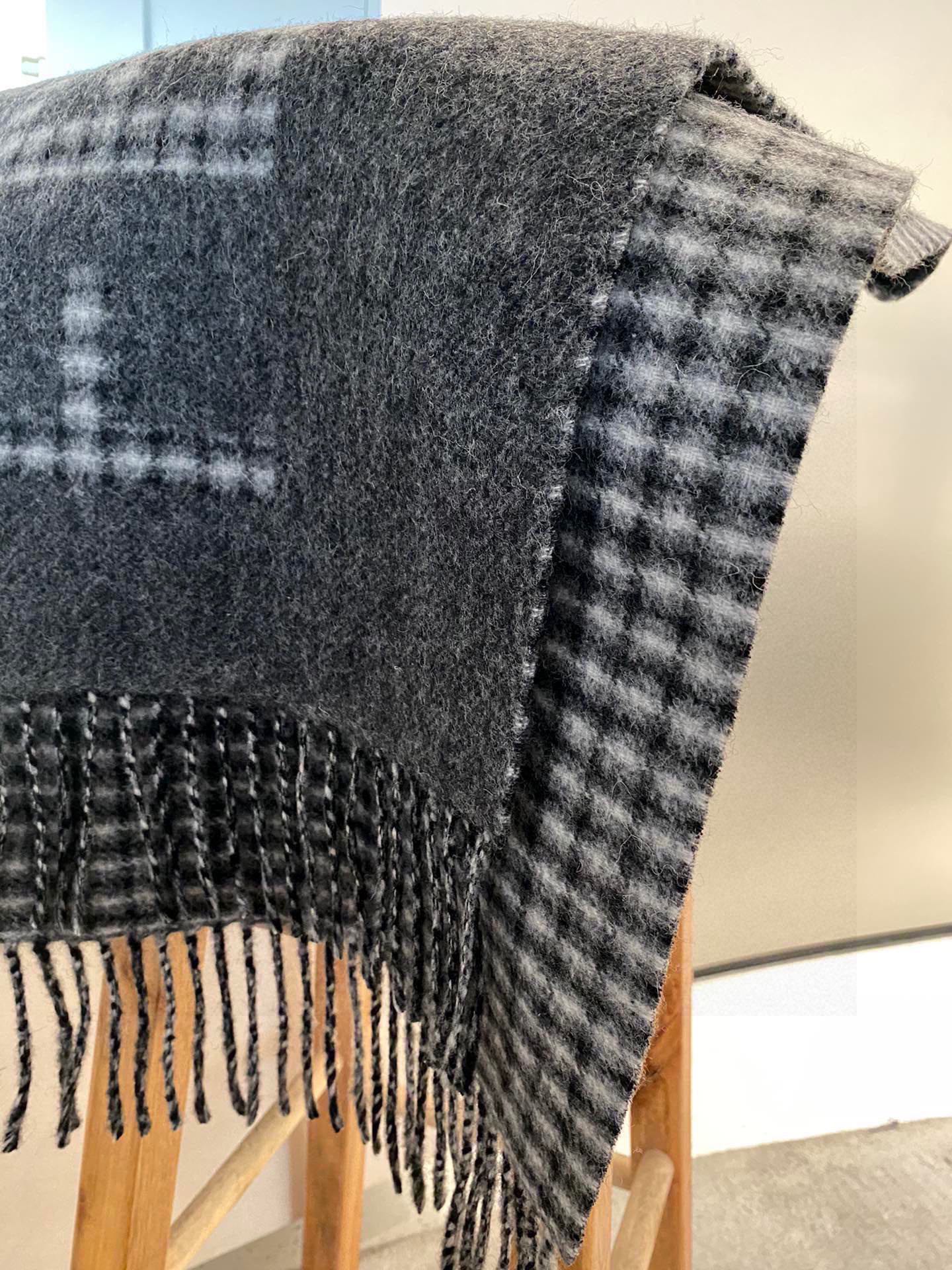 Streetwear Scarf FENDI 328929 SIZE:30*180cm - vstockx