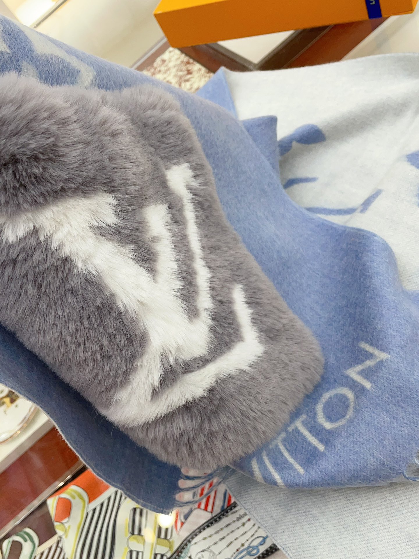 Streetwear Scarf LV 328794 SIZE:190 x 46 - vstockx