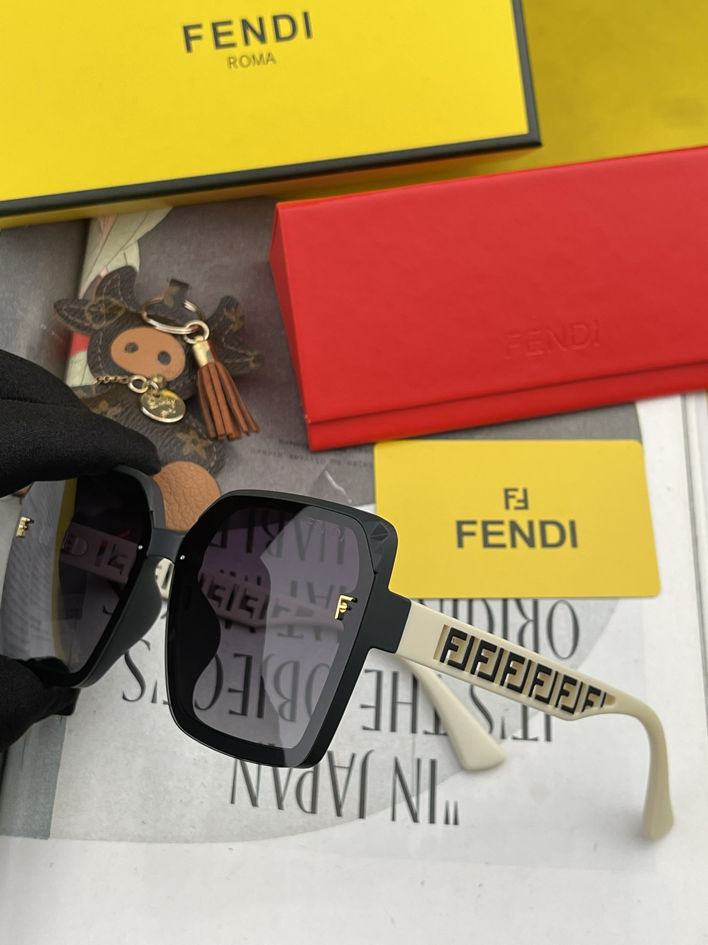 Sunglasses Fendi FD8291 - vstockx