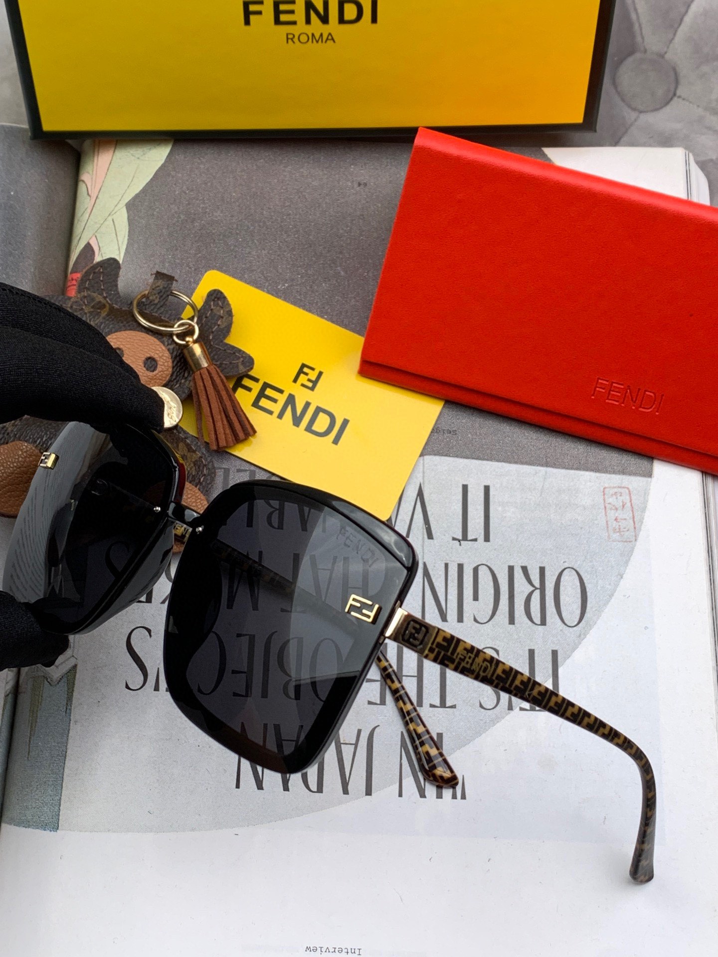 Sunglasses Fendi F301 - vstockx