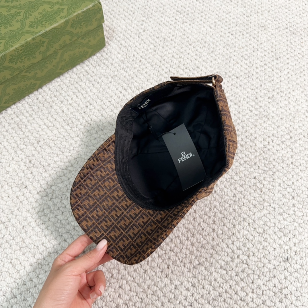 Streetwear Hat Fendi 329351 - vstockx