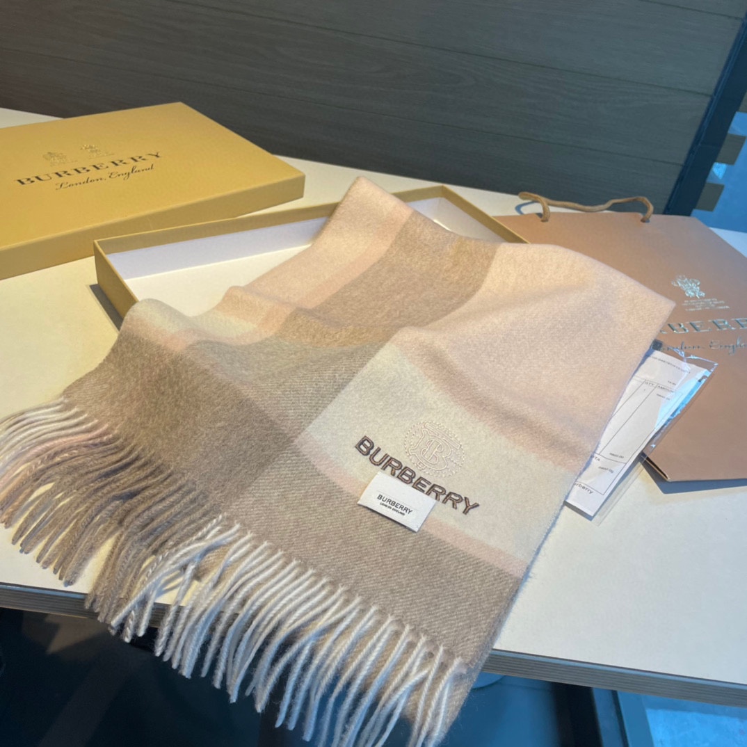 Streetwear Scarf Burberry 329018 size�?0*168cm - vstockx