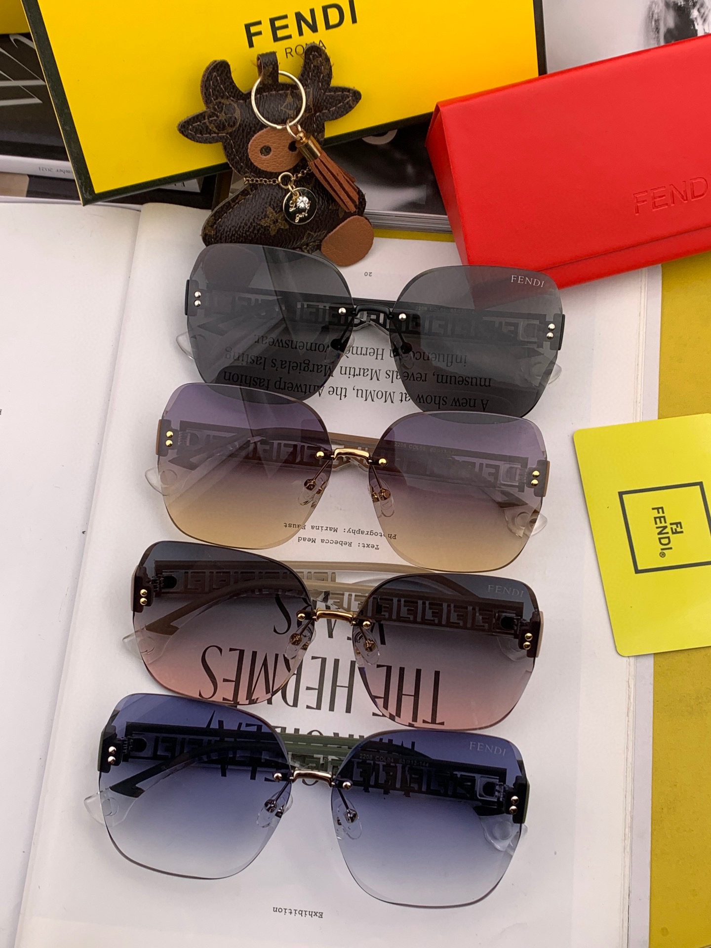 Sunglasses Fendi FD8220 - vstockx