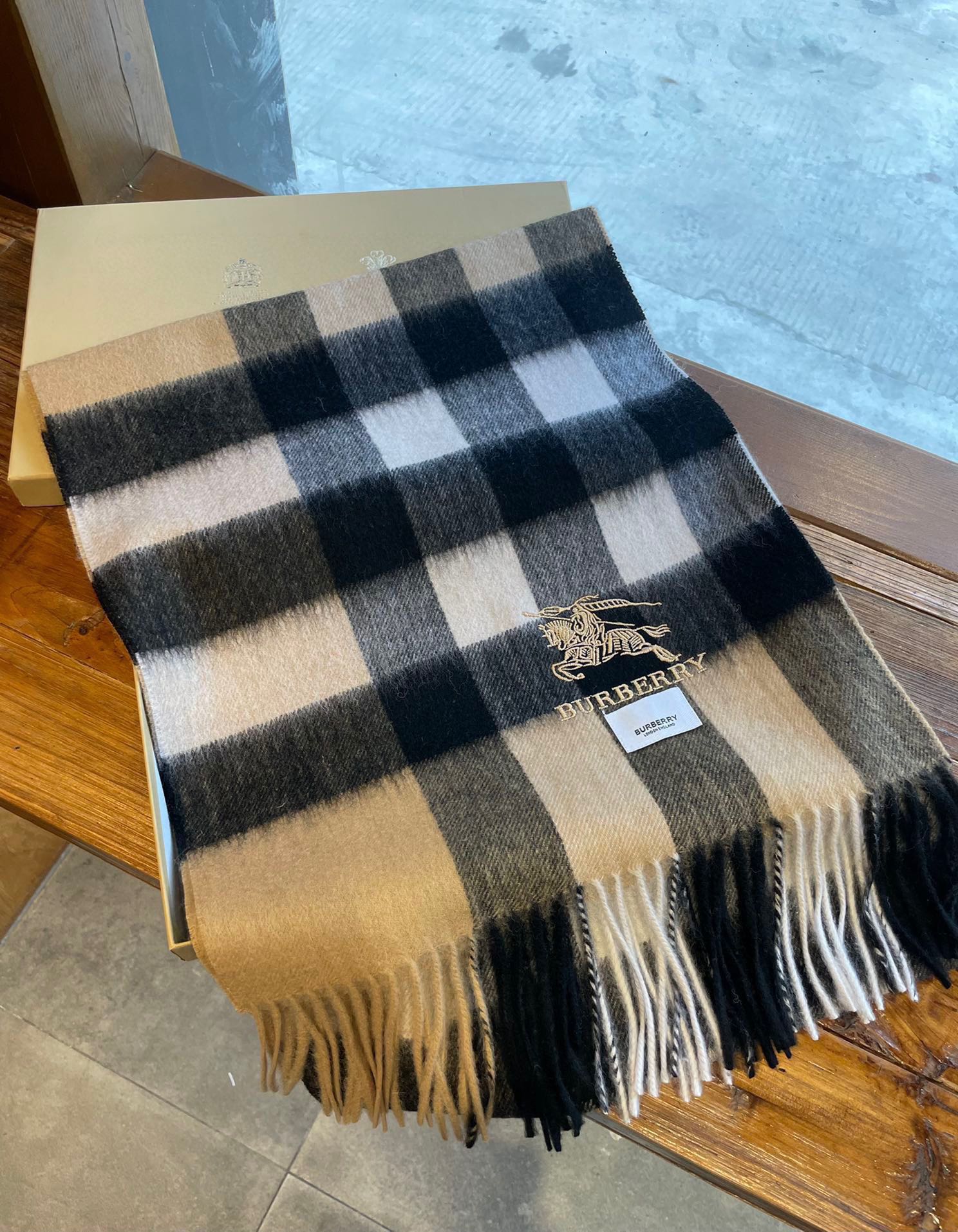 Streetwear Scarf Burberry 329087 size:35*200cm - vstockx