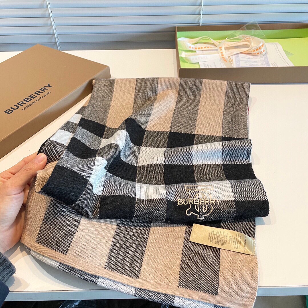 Streetwear Scarf BURBERRY 329076 size:180*35cm - vstockx