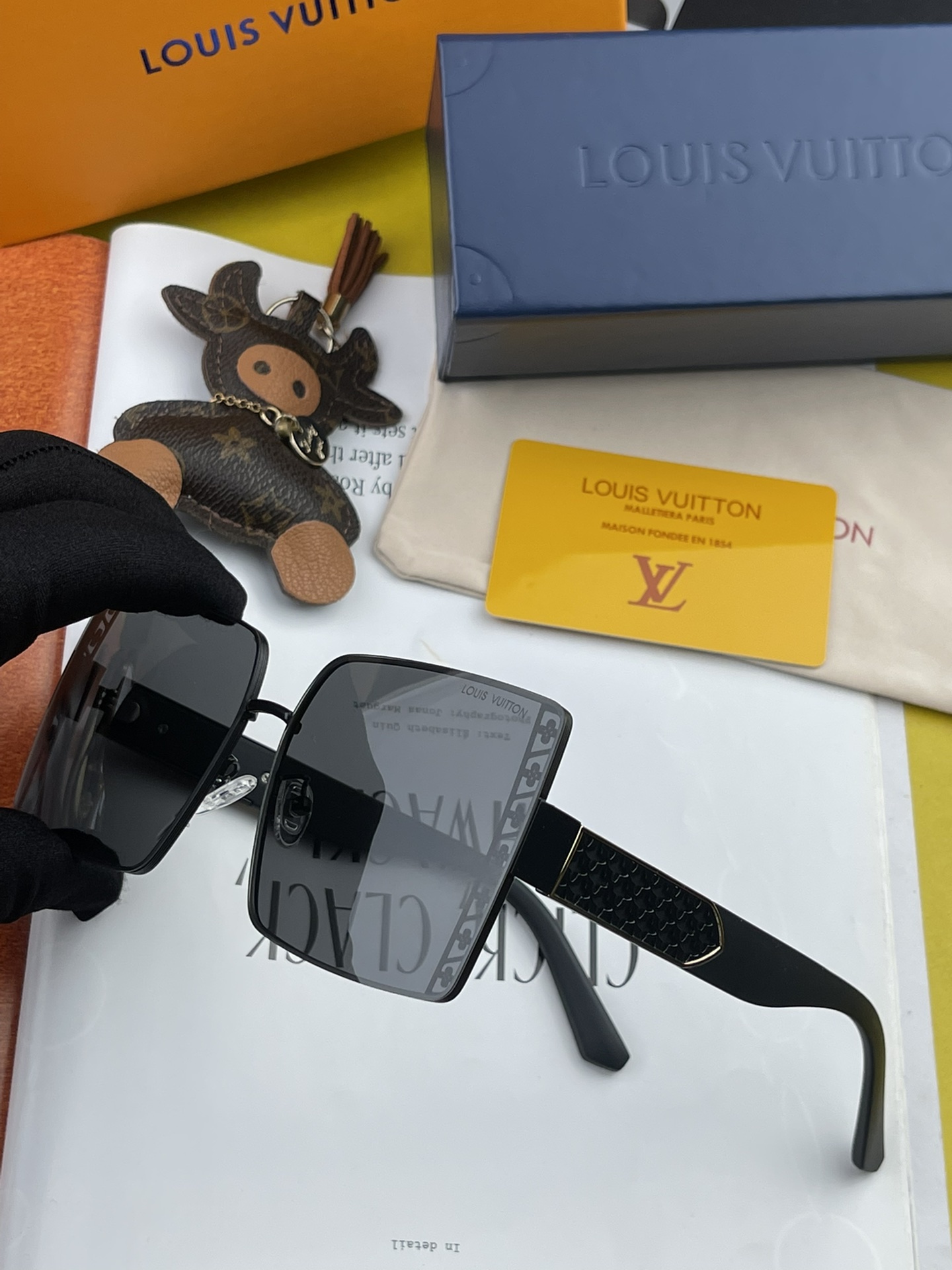 Sunglasses Louis Vuitton L8279 - vstockx