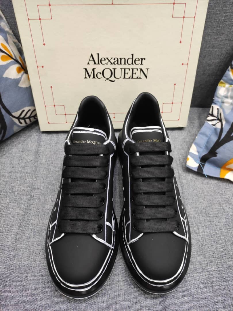 Alexander McQueen Oversized Black White Outline - vstockx