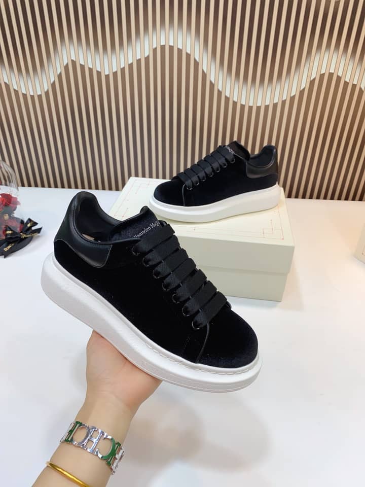 Alexander McQueen Oversized Smooth Black (Women's) - vstockx