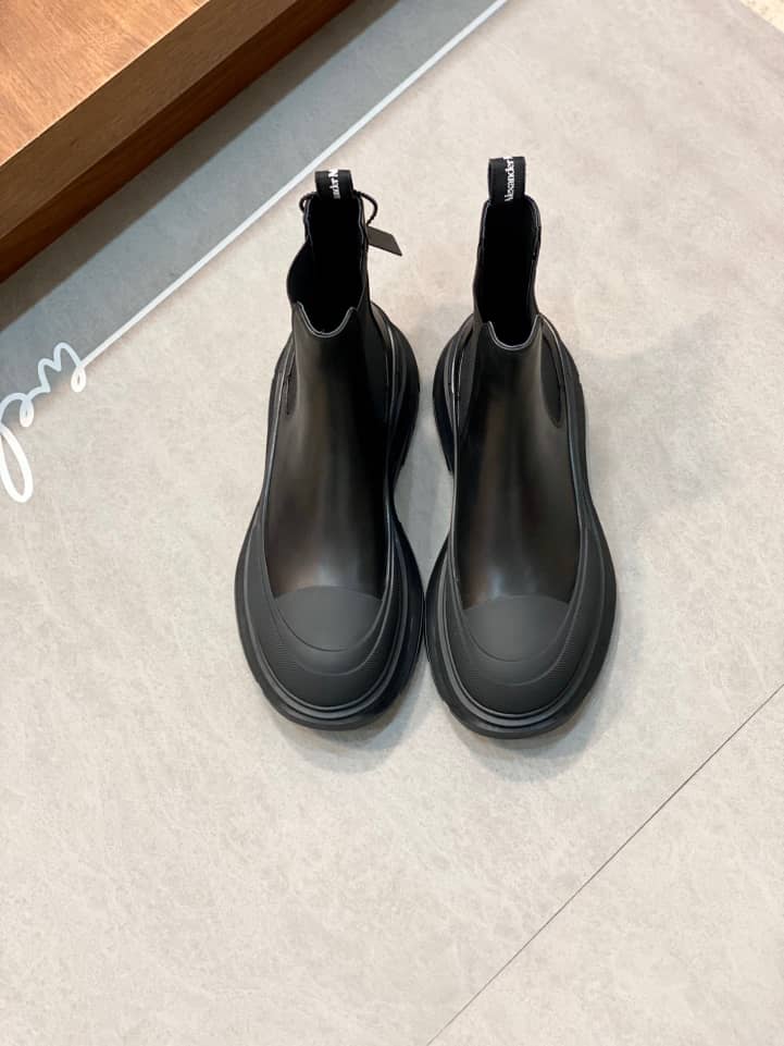 Alexander McQueen Tread Slick Chelsea Boot Leather Triple Black - vstockx