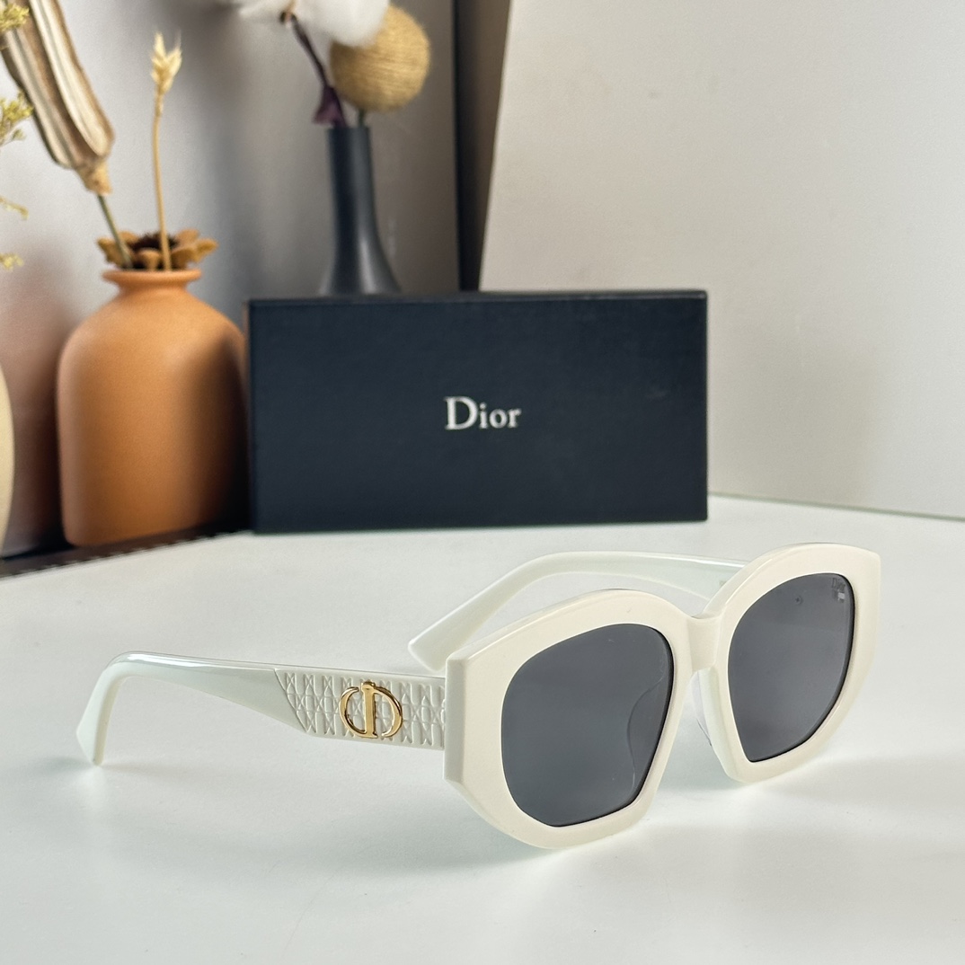 Sunglasses DIOR CD8027 - vstockx